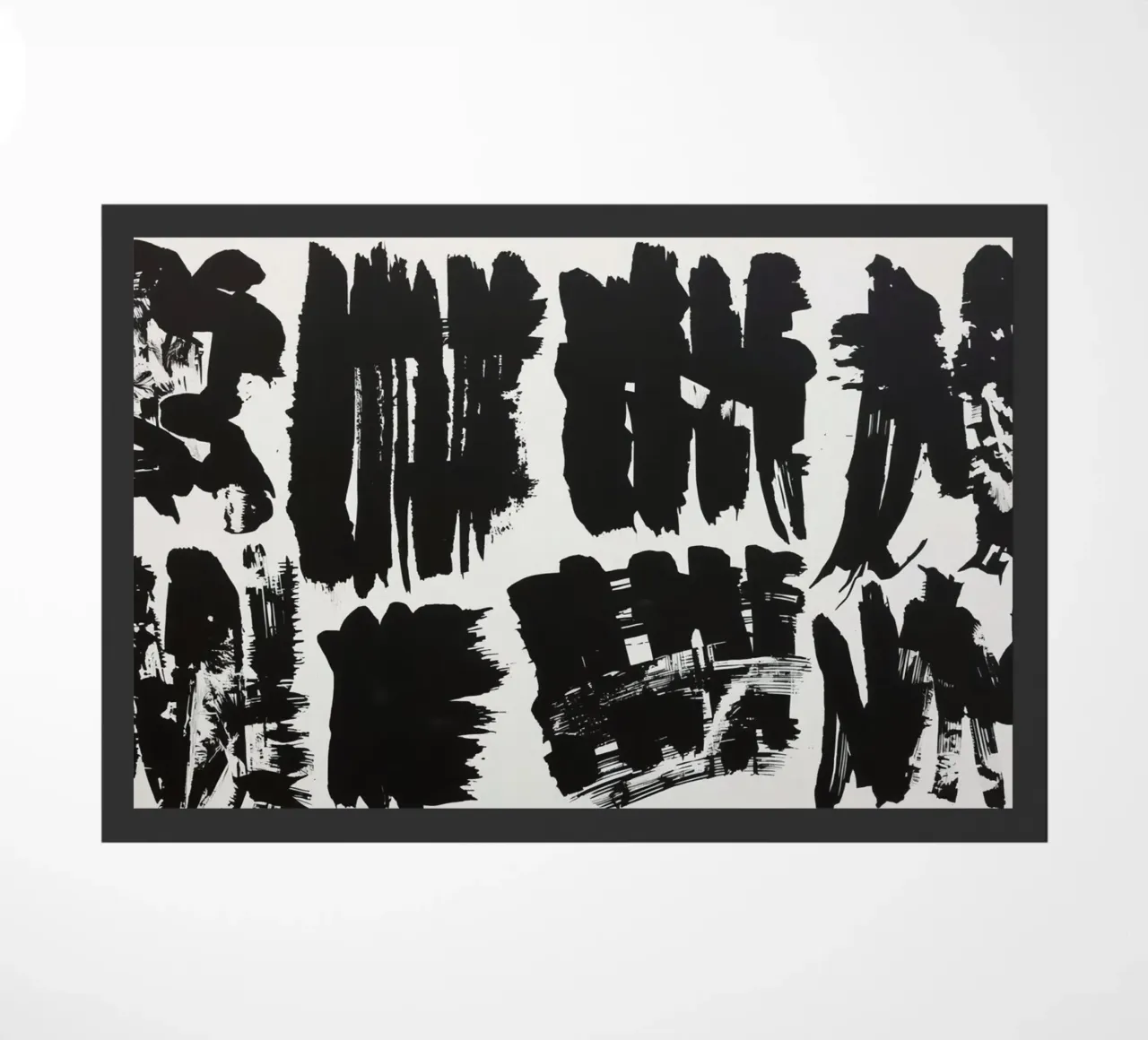 Pennellate astratte di inchiostro nero su sfondo bianco zerbino da DesignDoodle