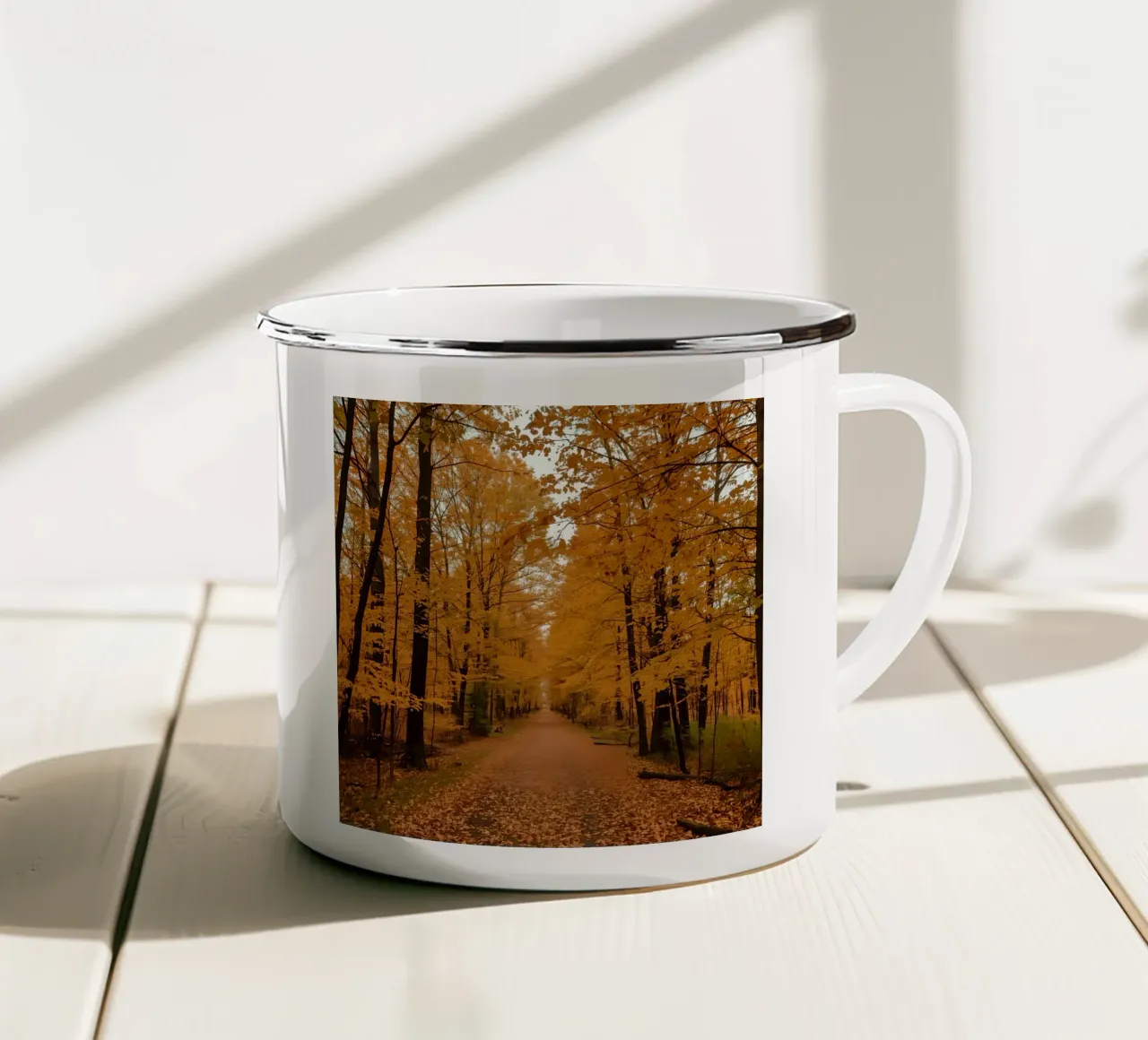 Sentiero forestale autunnale con fogliame arancione tazza in smalto da DesignDoodle