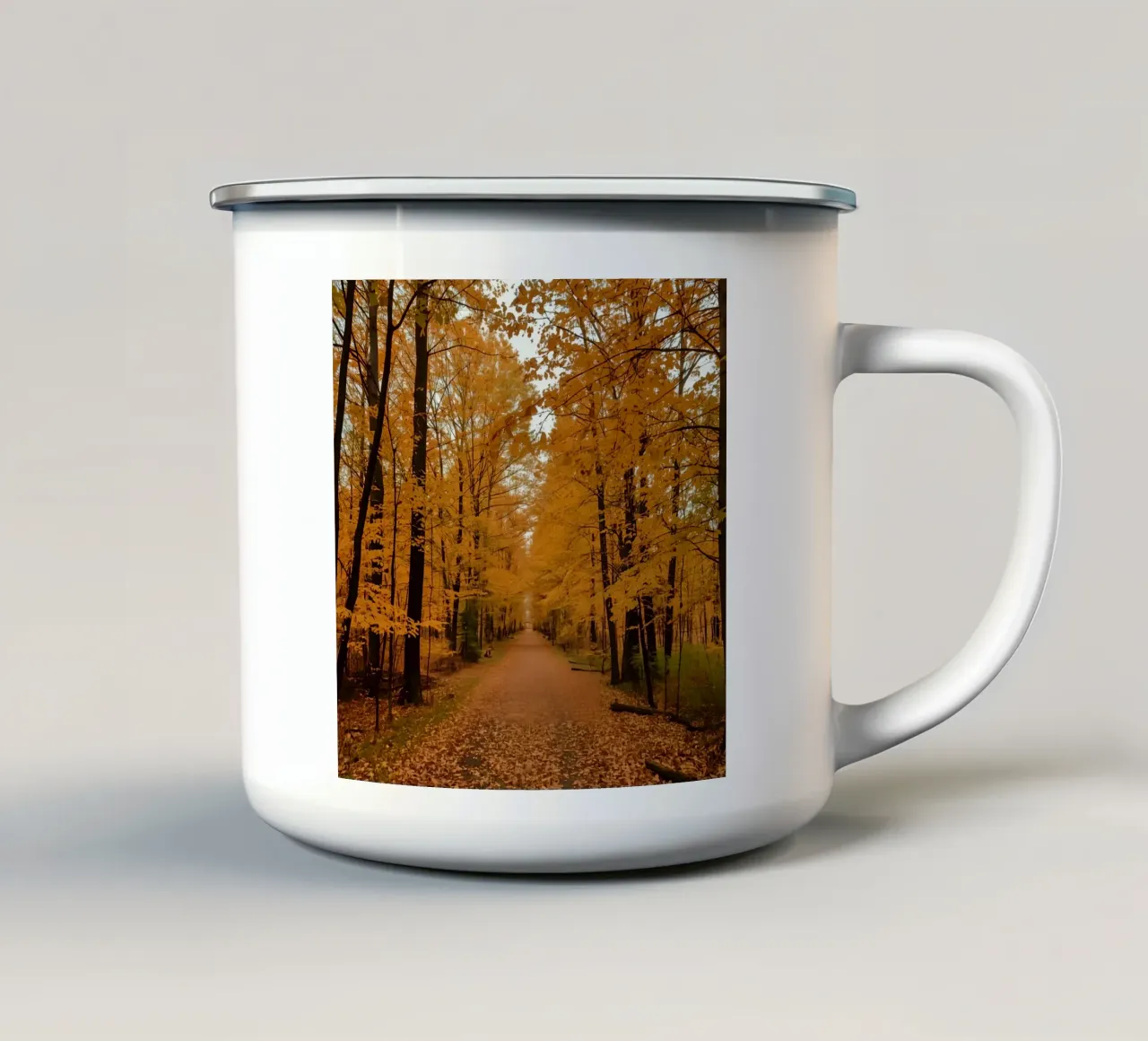 Sentiero forestale autunnale con fogliame arancione tazza in smalto da DesignDoodle