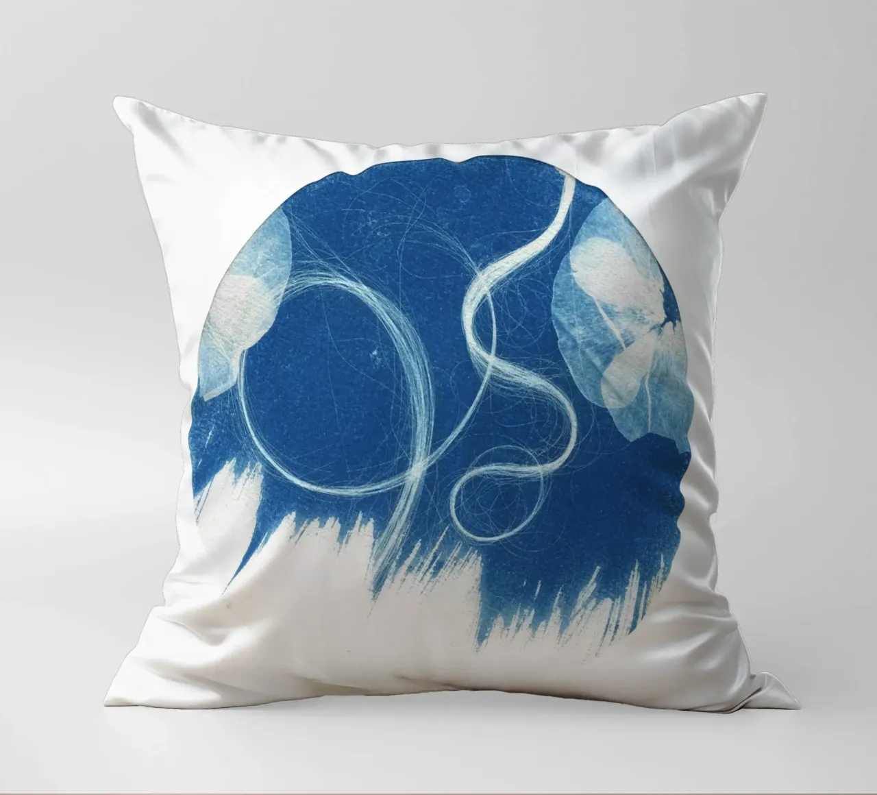 Cyanotype#1 cuscino da Inge Hauser Illustration