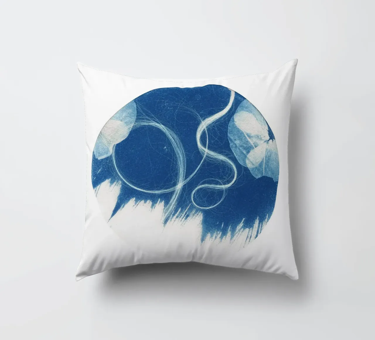 Cyanotype#1 cuscino da Inge Hauser Illustration