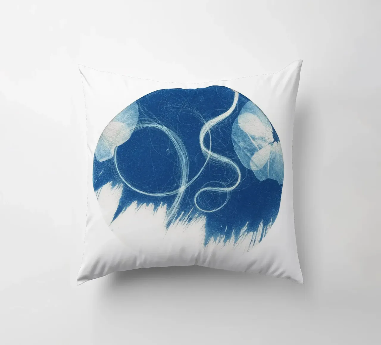Cyanotype#1 cuscino da Inge Hauser Illustration