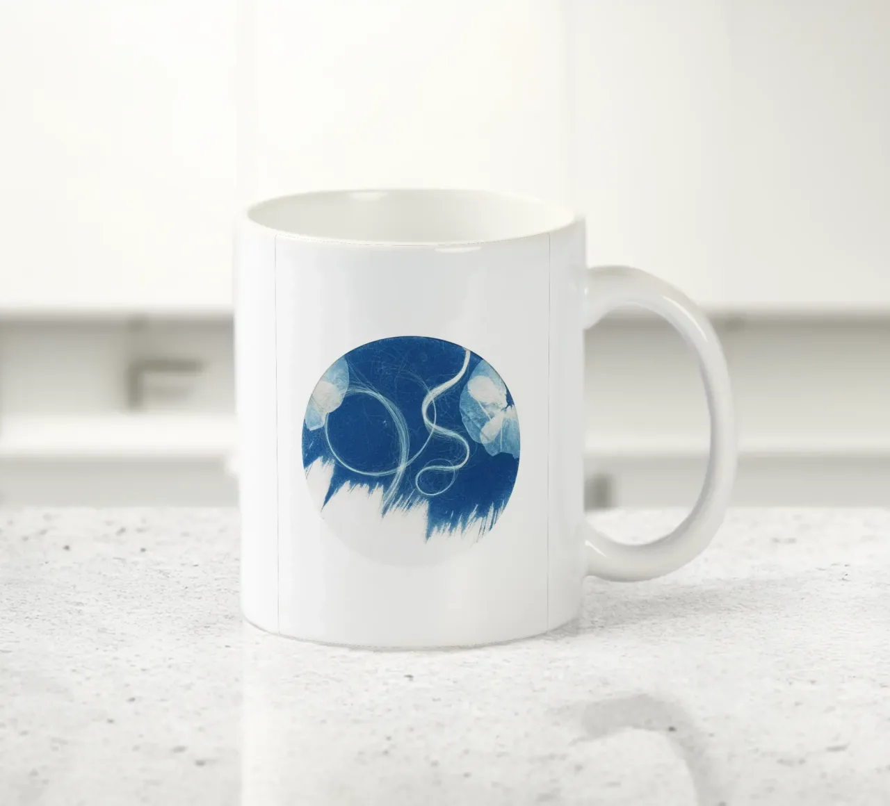 Cyanotype#1 tazza in ceramica da Inge Hauser Illustration