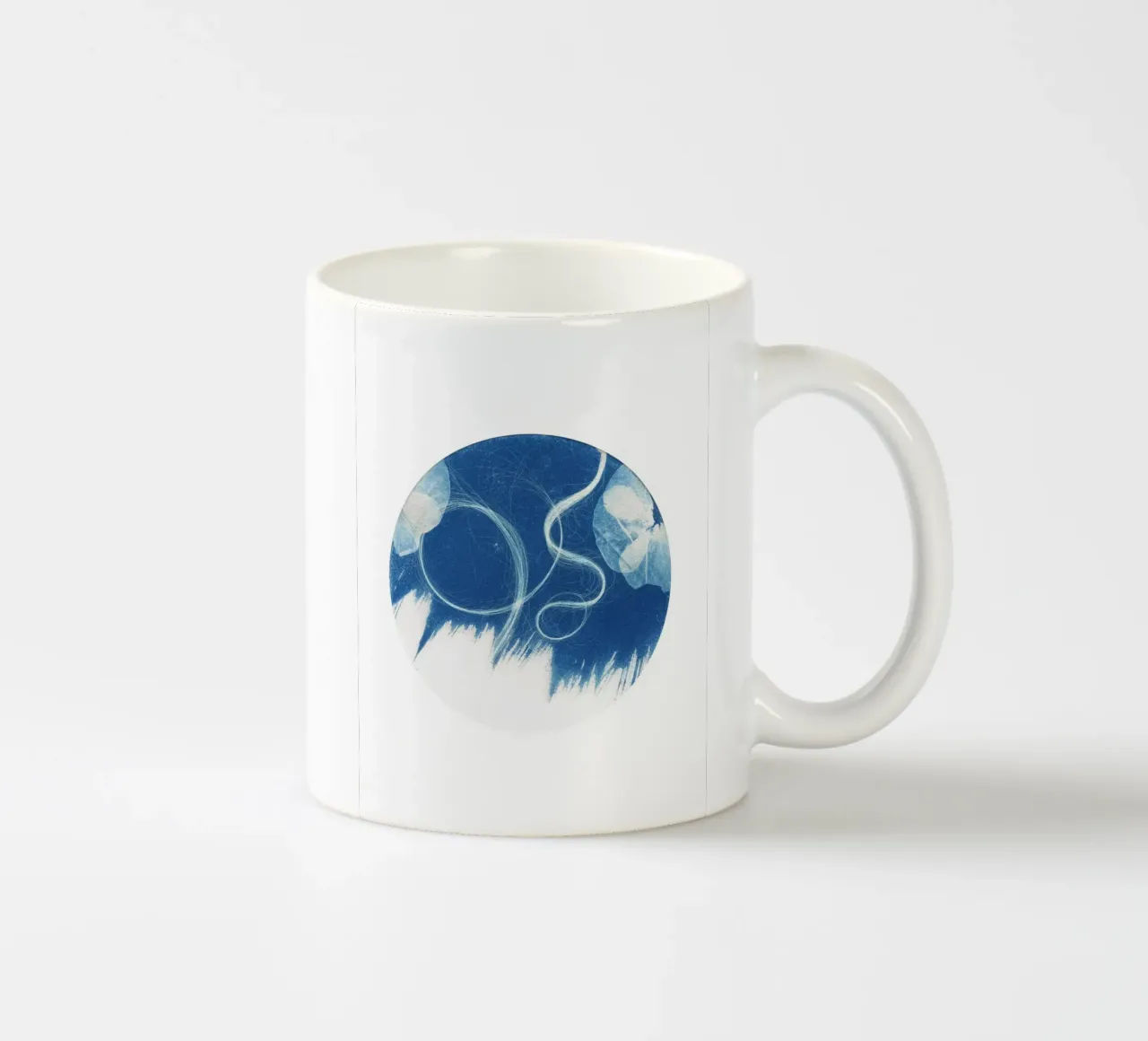 Cyanotype#1 tazza in ceramica da Inge Hauser Illustration