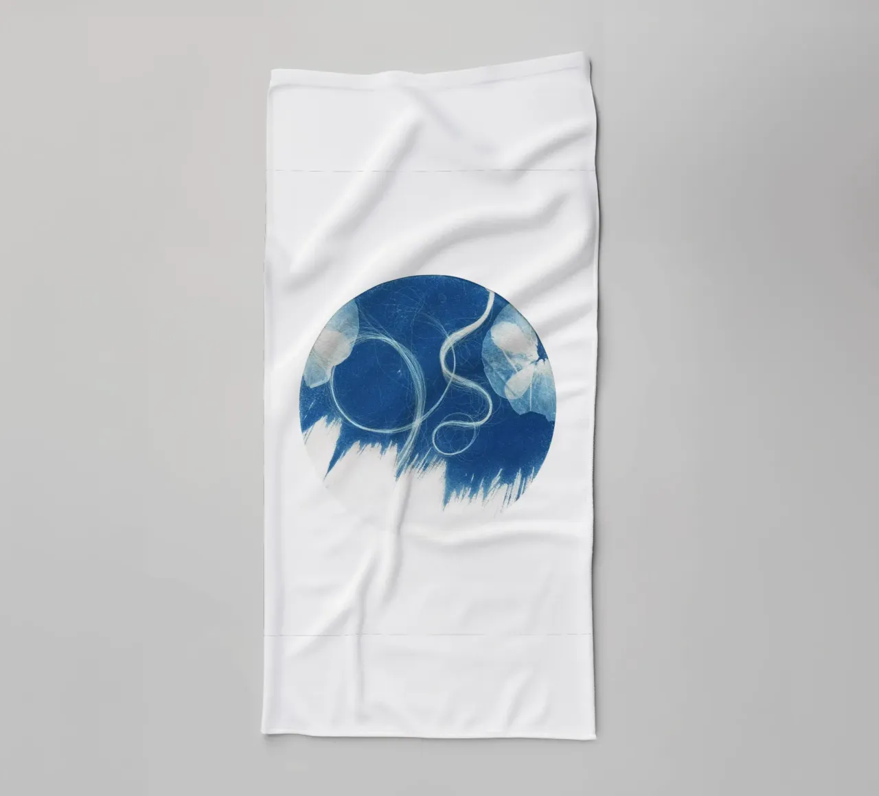 Cyanotype#1 asciugamano da bagno da Inge Hauser Illustration