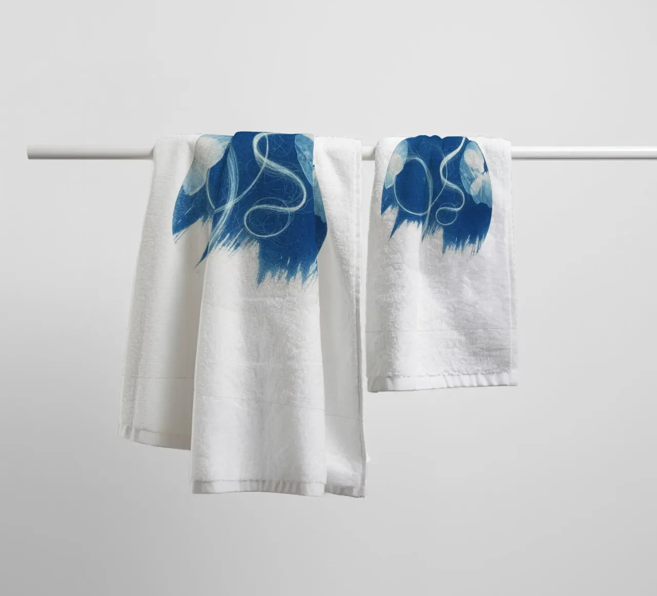 Cyanotype#1 asciugamano da bagno da Inge Hauser Illustration