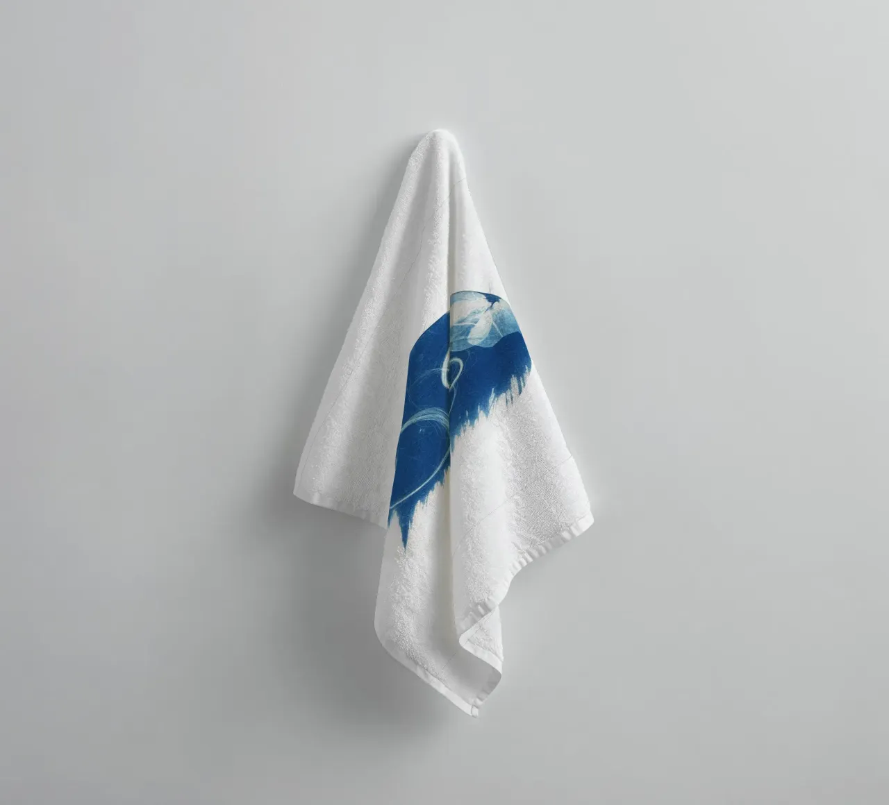 Cyanotype#1 asciugamano da bagno da Inge Hauser Illustration