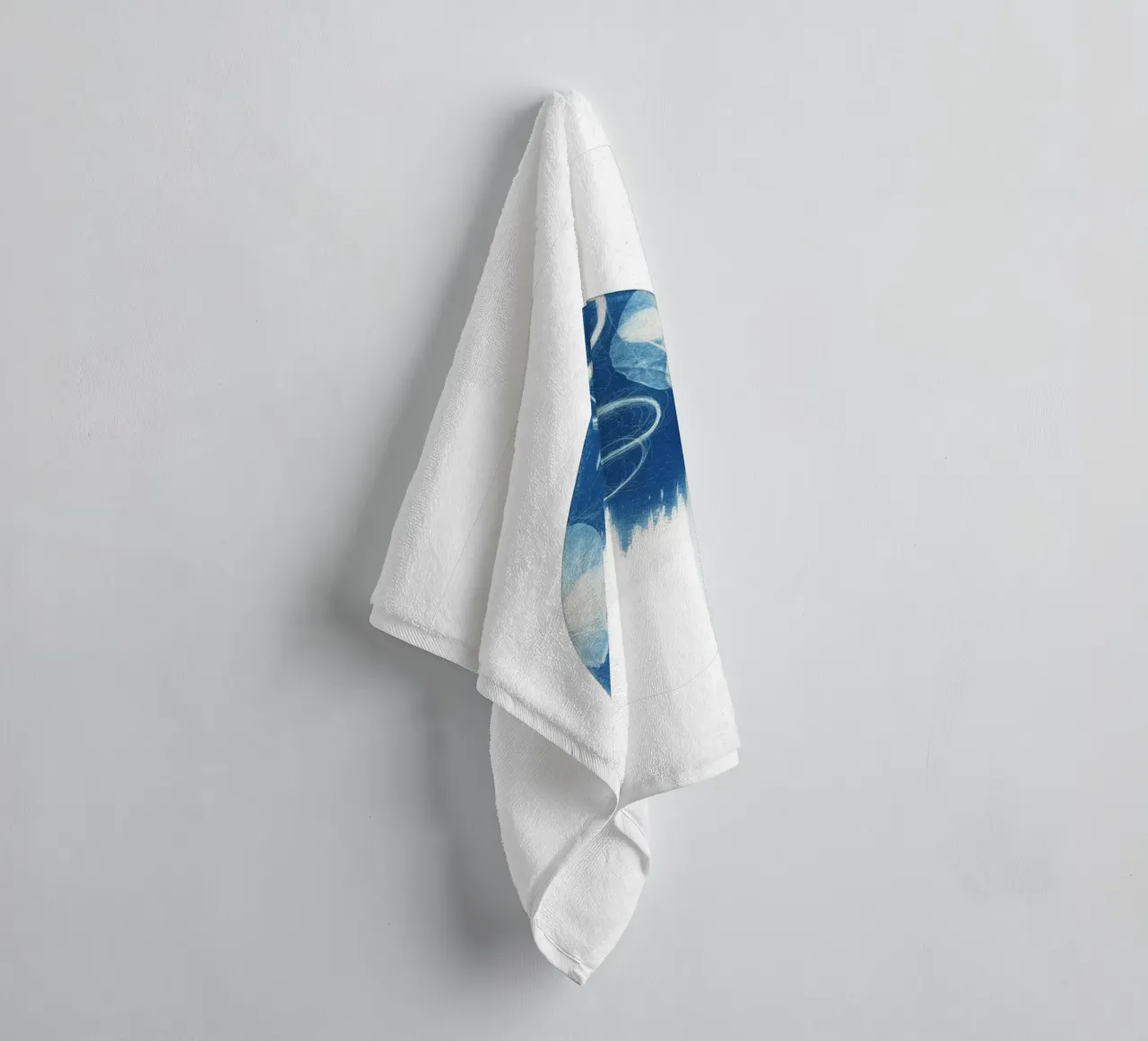 Cyanotype#1 asciugamano da bagno da Inge Hauser Illustration