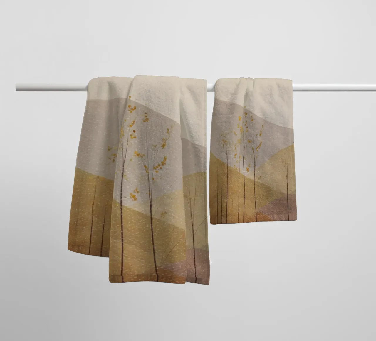 Lagen van bergen in de herfst badhanddoek van Aralyn