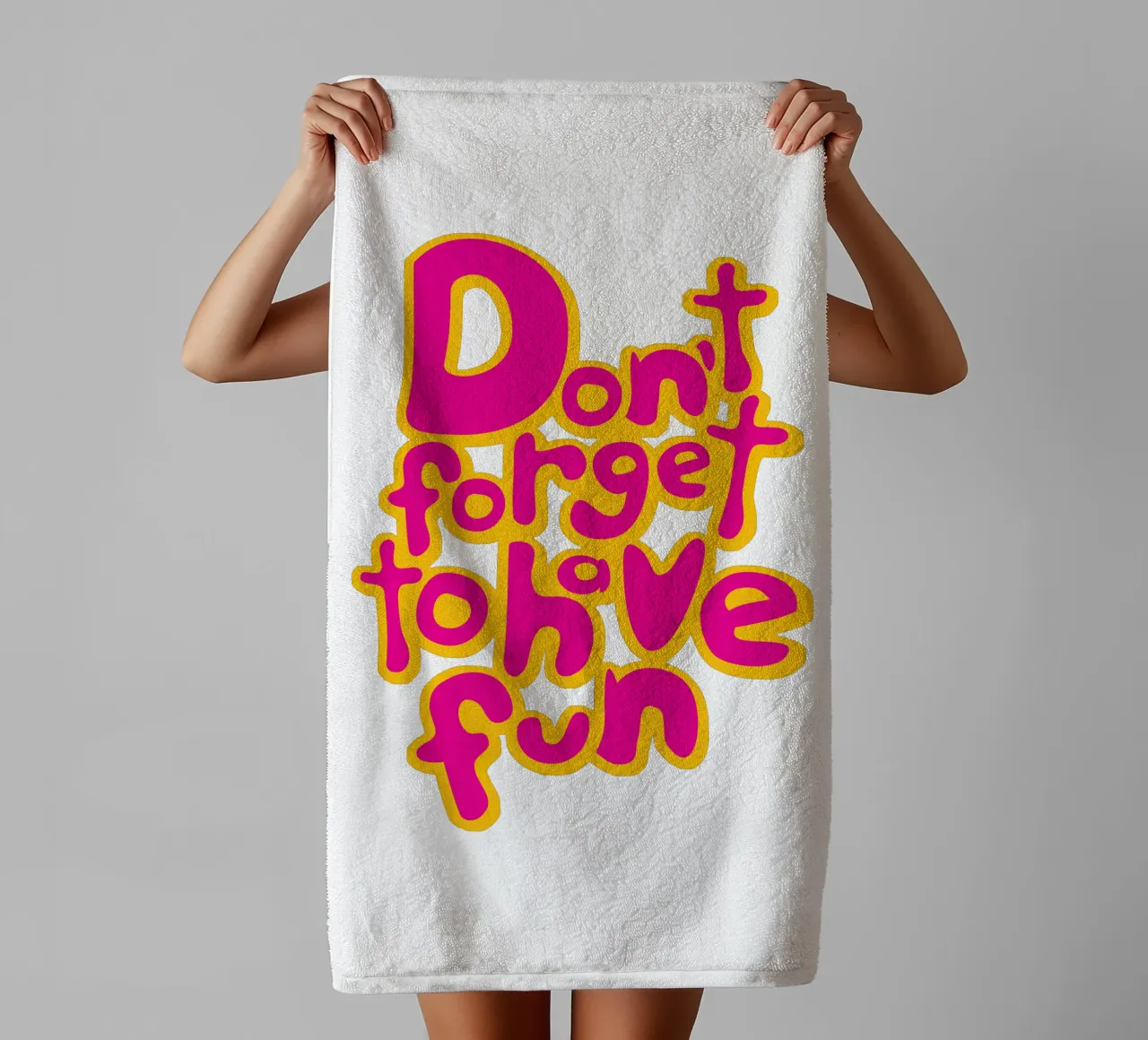Don't Forget To Have Fun | Pink on Yellow asciugamano da bagno da sabidussi