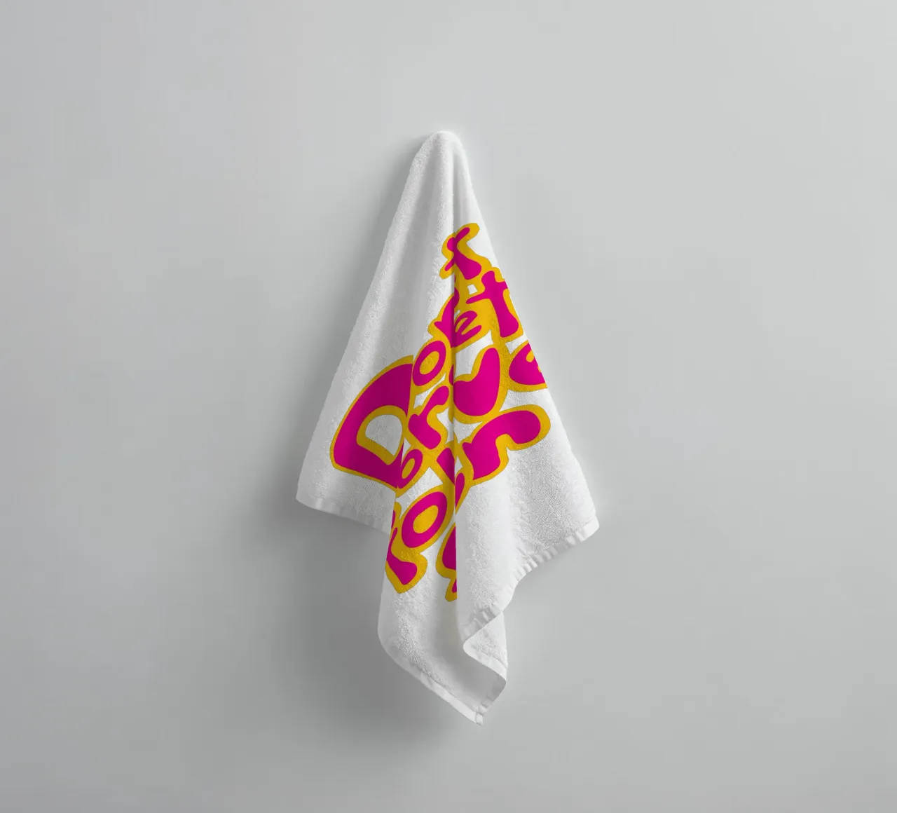 Don't Forget To Have Fun | Pink on Yellow asciugamano da bagno da sabidussi