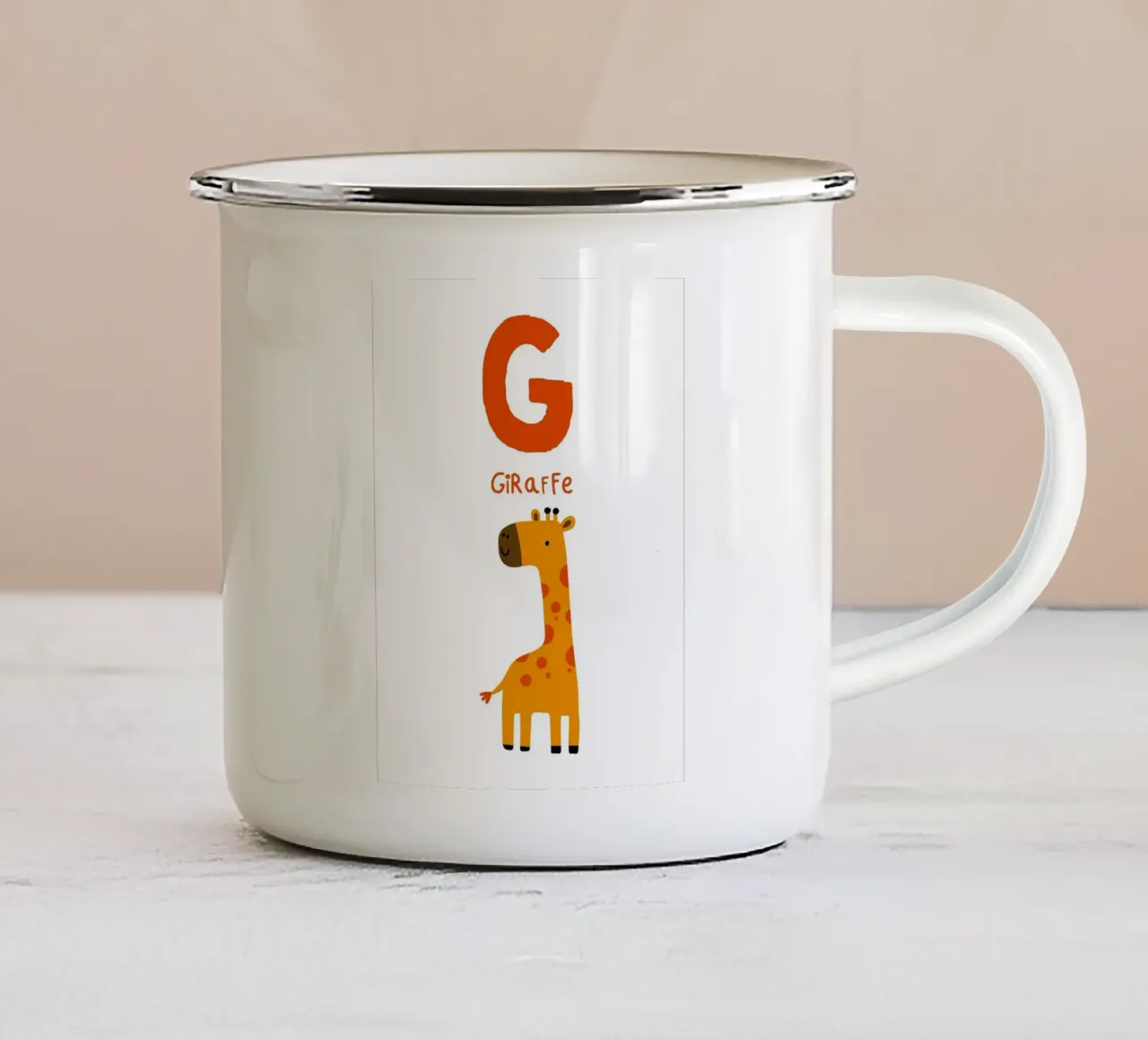Illustrazione di giraffa con lettera G tazza in smalto da Tenaya Lapping