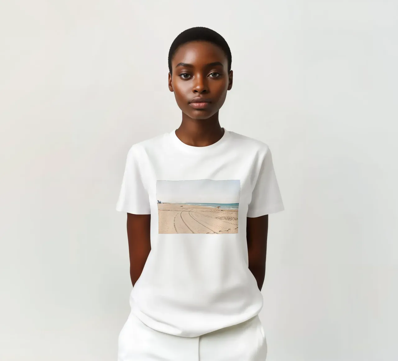 Spiaggia tranquilla in Spagna | Sabbia fine | Colori chiari t-shirt da Bold and Retro