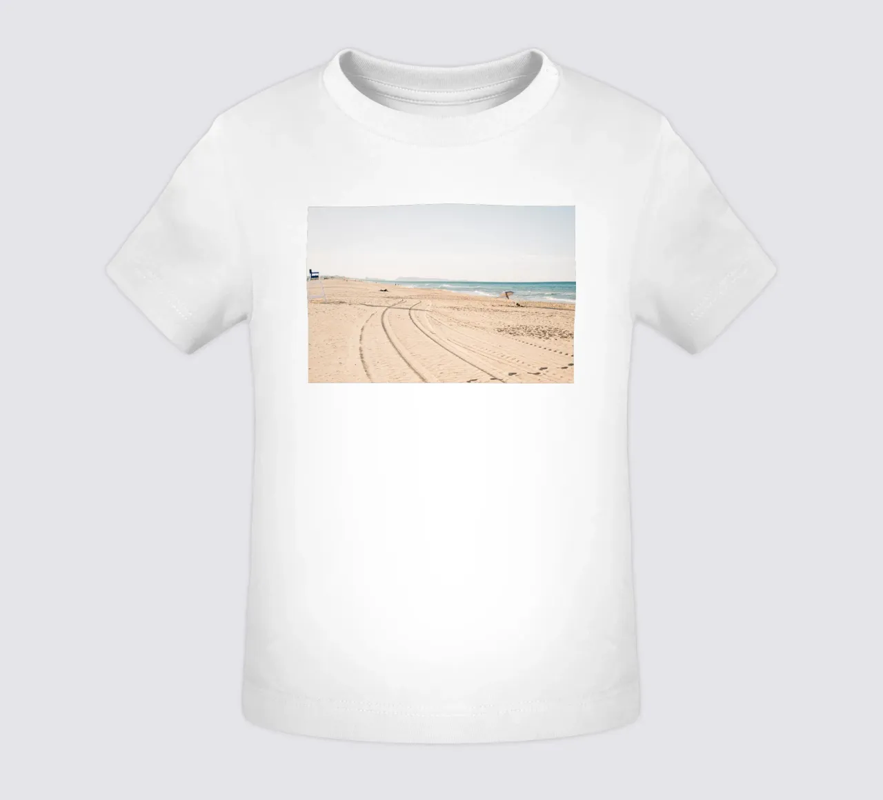 Spiaggia tranquilla in Spagna | Sabbia fine | Colori chiari maglietta neonato da Bold and Retro