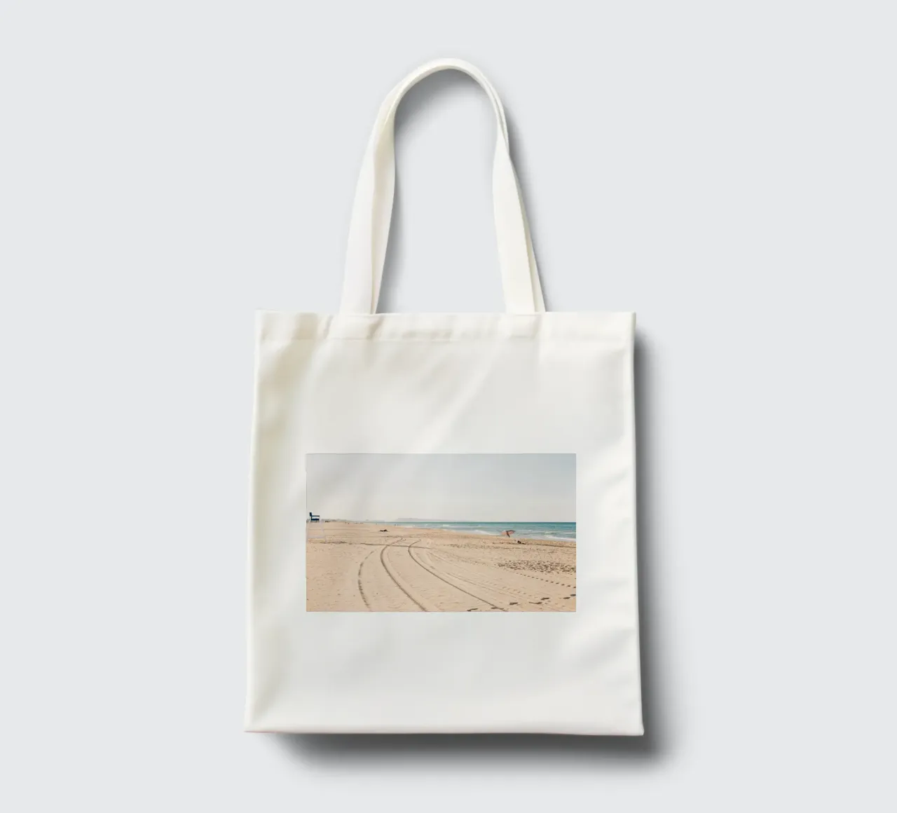 Spiaggia tranquilla in Spagna | Sabbia fine | Colori chiari borsa in juta da Bold and Retro