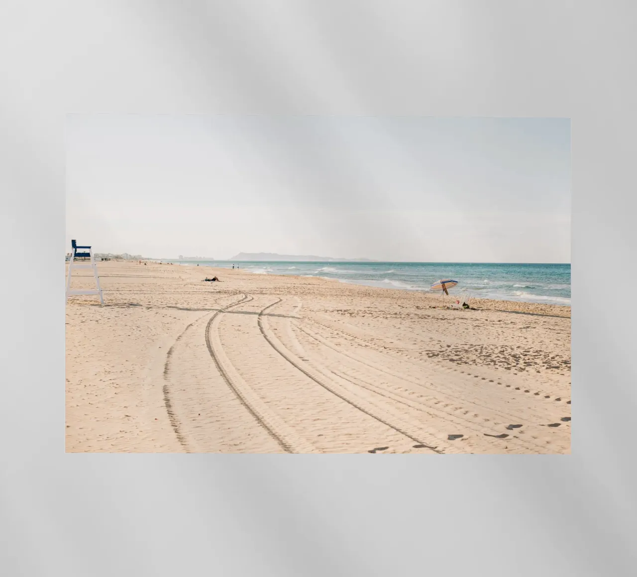 Spiaggia tranquilla in Spagna | Sabbia fine | Colori chiari pellicola backlit da Bold and Retro