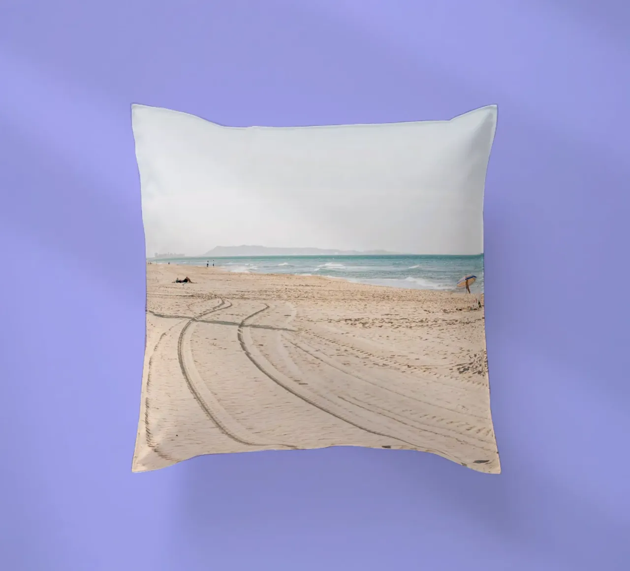 Spiaggia tranquilla in Spagna | Sabbia fine | Colori chiari cuscino da Bold and Retro