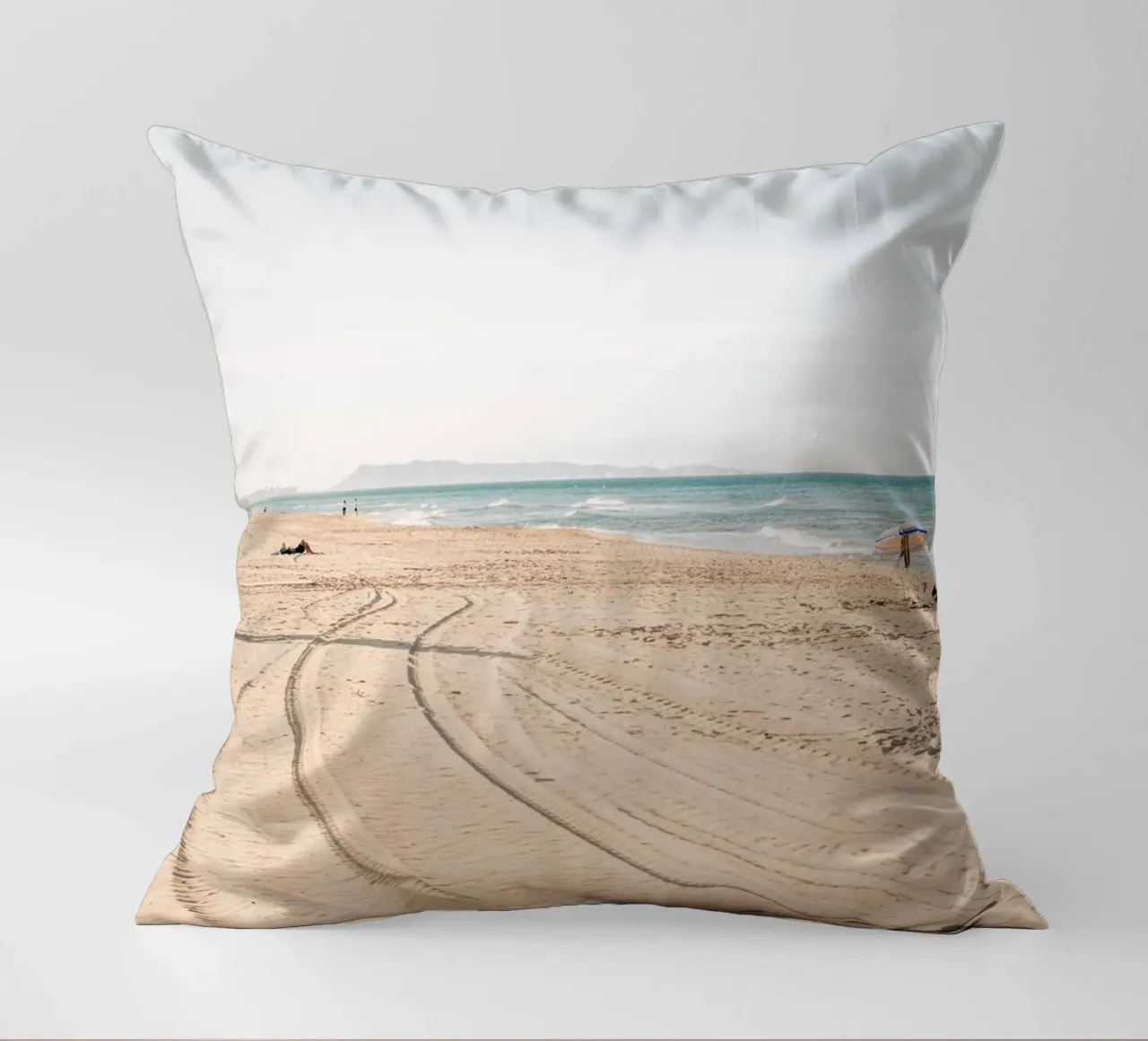 Spiaggia tranquilla in Spagna | Sabbia fine | Colori chiari cuscino da Bold and Retro