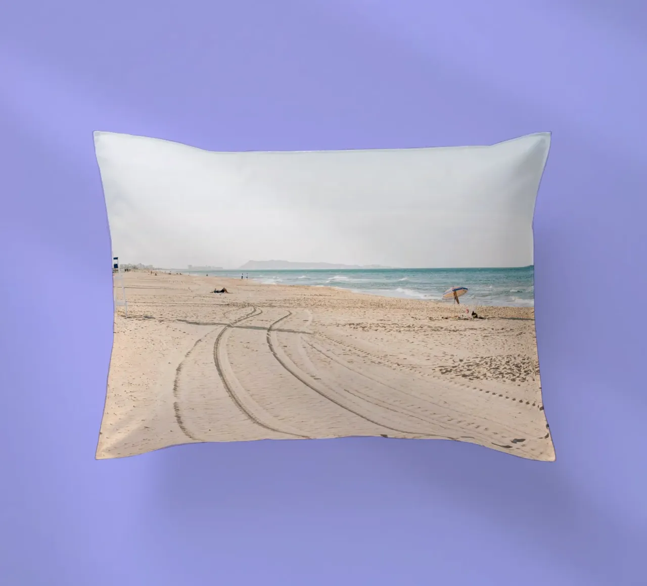 Spiaggia tranquilla in Spagna | Sabbia fine | Colori chiari cuscino da Bold and Retro