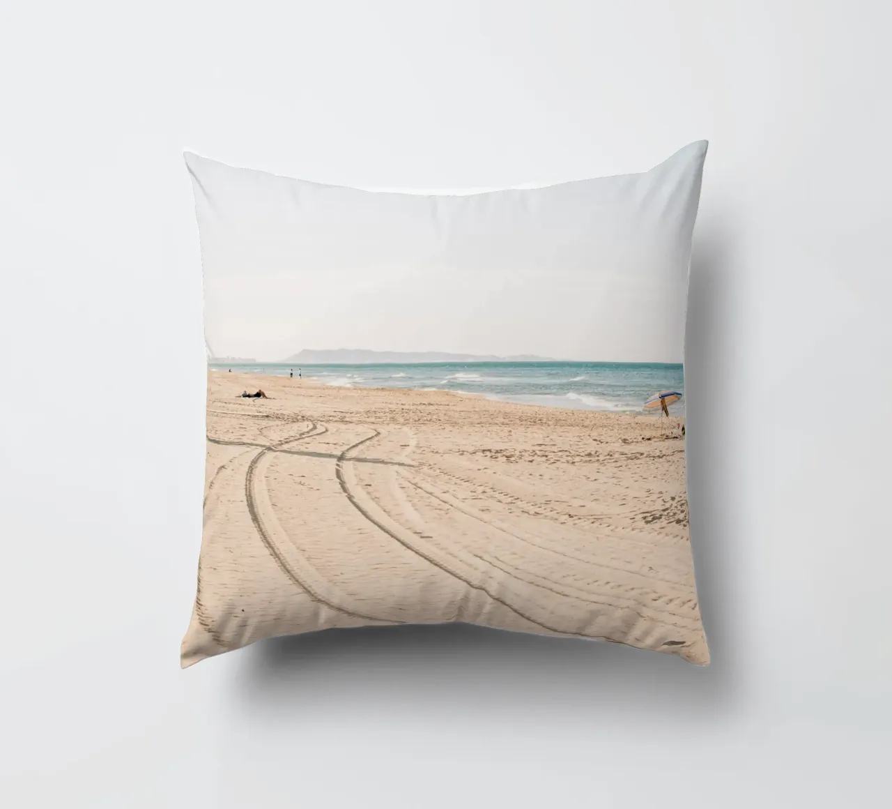 Spiaggia tranquilla in Spagna | Sabbia fine | Colori chiari cuscino da Bold and Retro