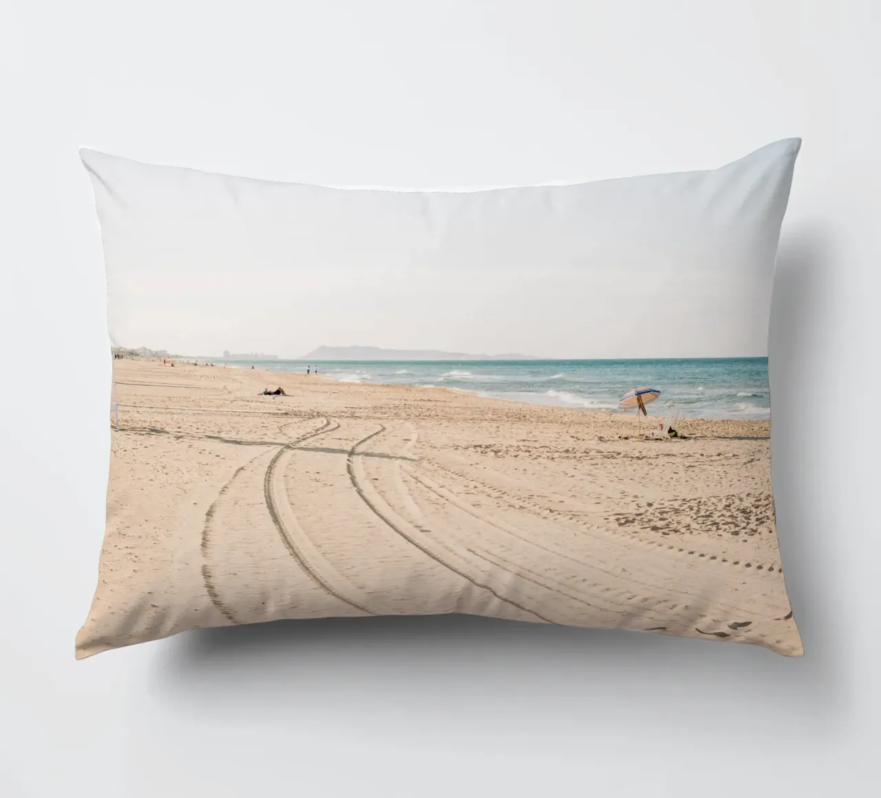 Spiaggia tranquilla in Spagna | Sabbia fine | Colori chiari cuscino da Bold and Retro