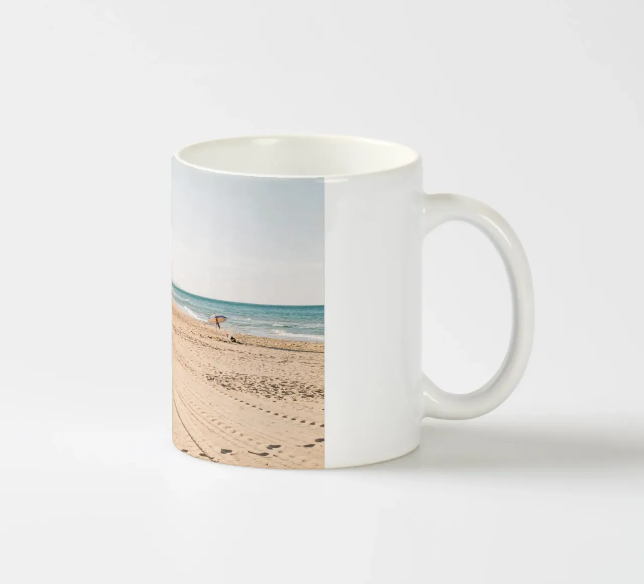 Spiaggia tranquilla in Spagna | Sabbia fine | Colori chiari tazza in ceramica da Bold and Retro