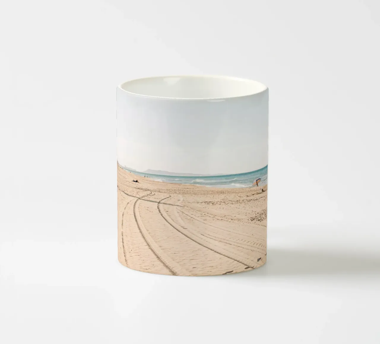 Spiaggia tranquilla in Spagna | Sabbia fine | Colori chiari tazza in ceramica da Bold and Retro