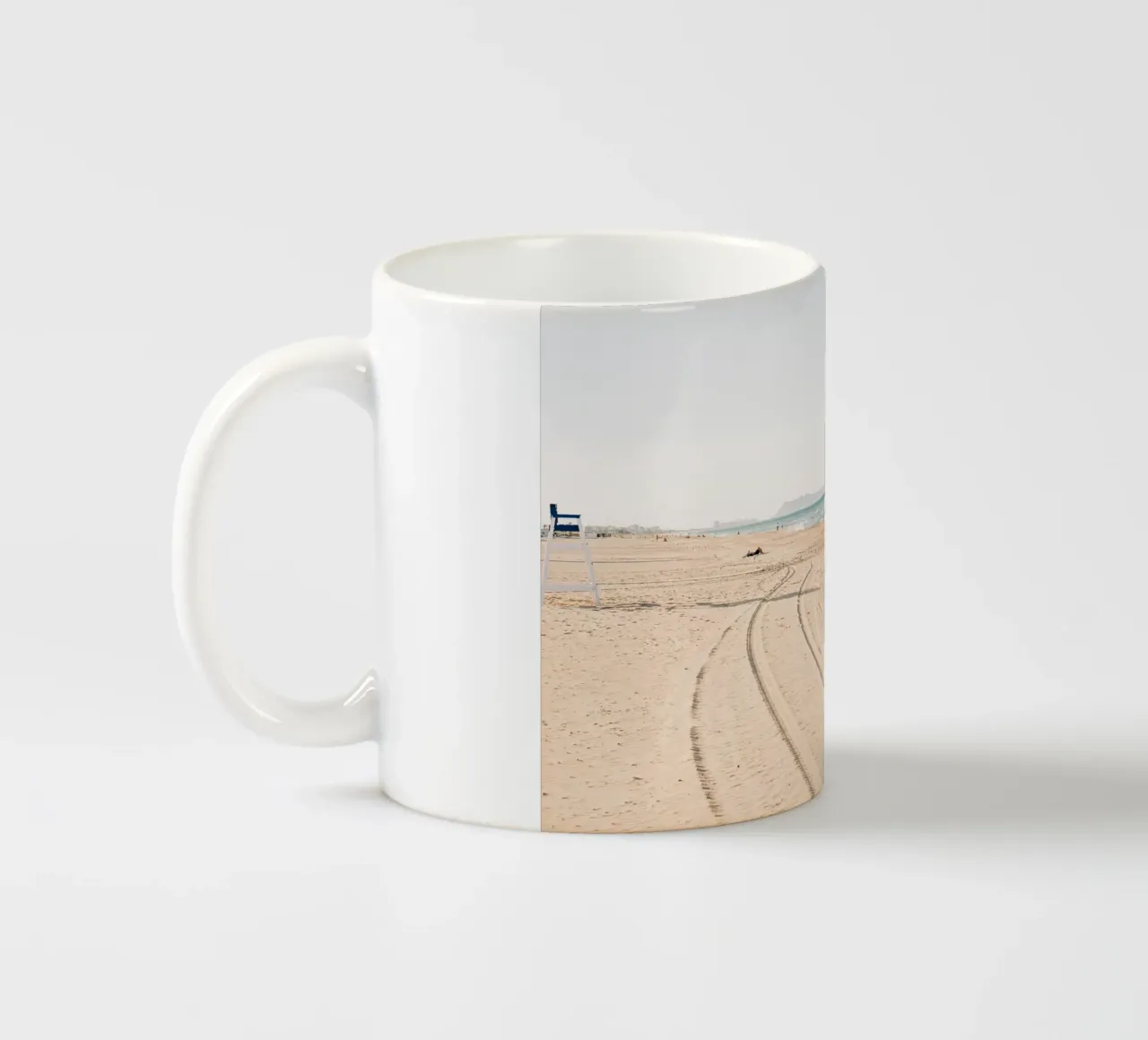 Spiaggia tranquilla in Spagna | Sabbia fine | Colori chiari tazza in ceramica da Bold and Retro