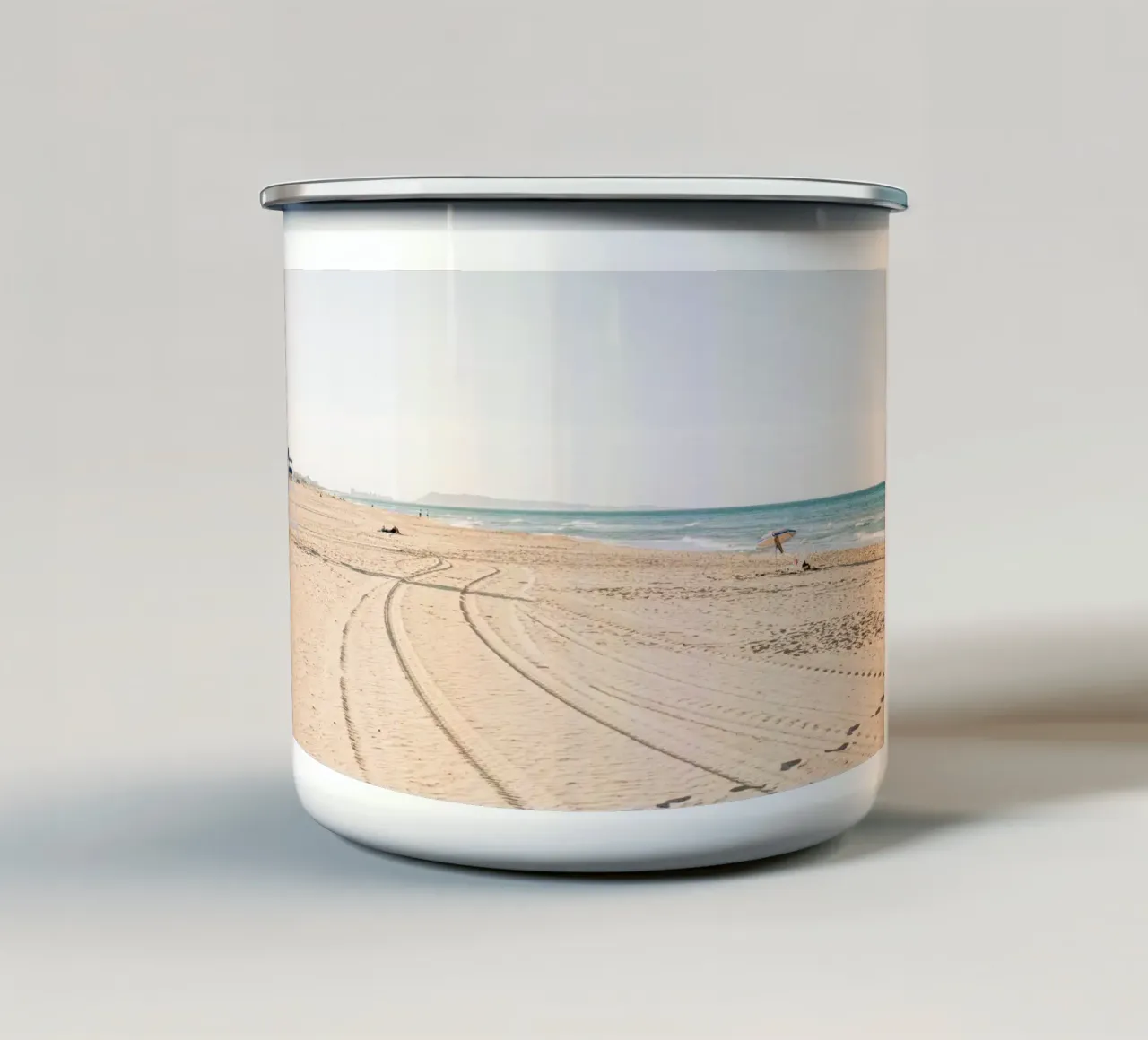 Spiaggia tranquilla in Spagna | Sabbia fine | Colori chiari tazza in smalto da Bold and Retro
