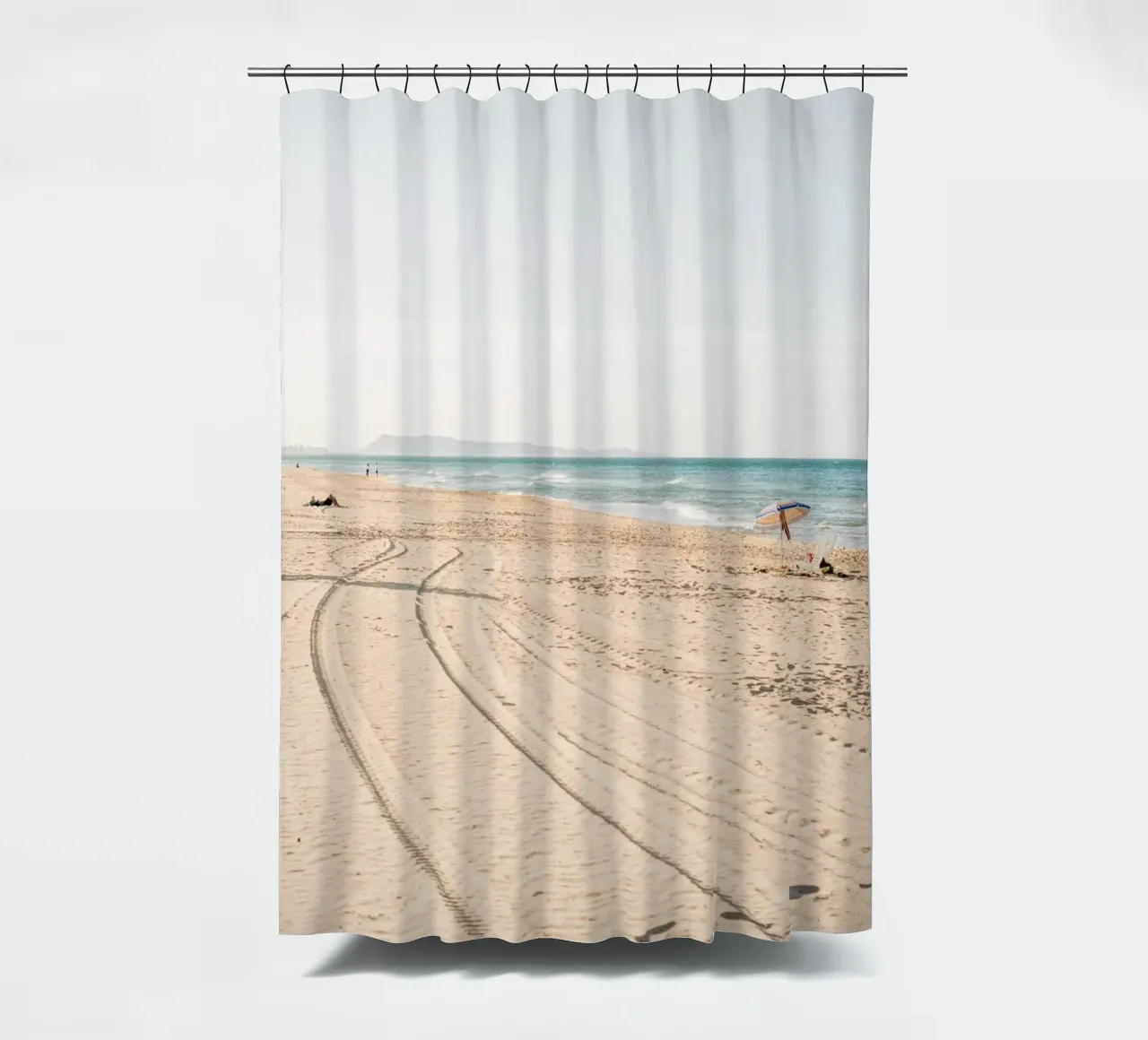 Spiaggia tranquilla in Spagna | Sabbia fine | Colori chiari tenda da doccia da Bold and Retro