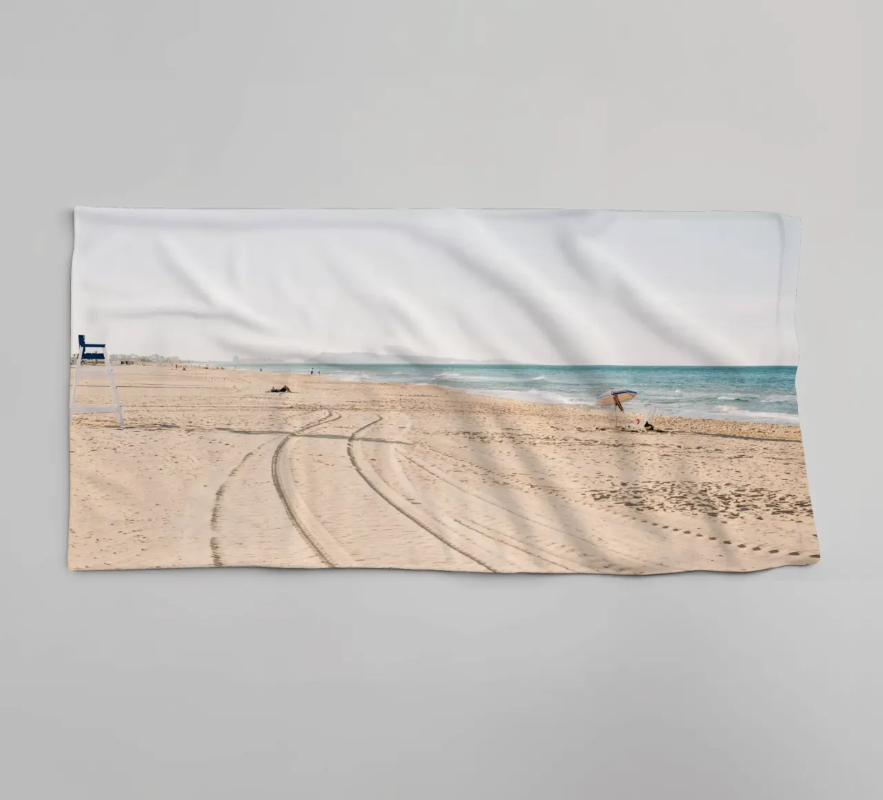 Spiaggia tranquilla in Spagna | Sabbia fine | Colori chiari asciugamano da bagno da Bold and Retro