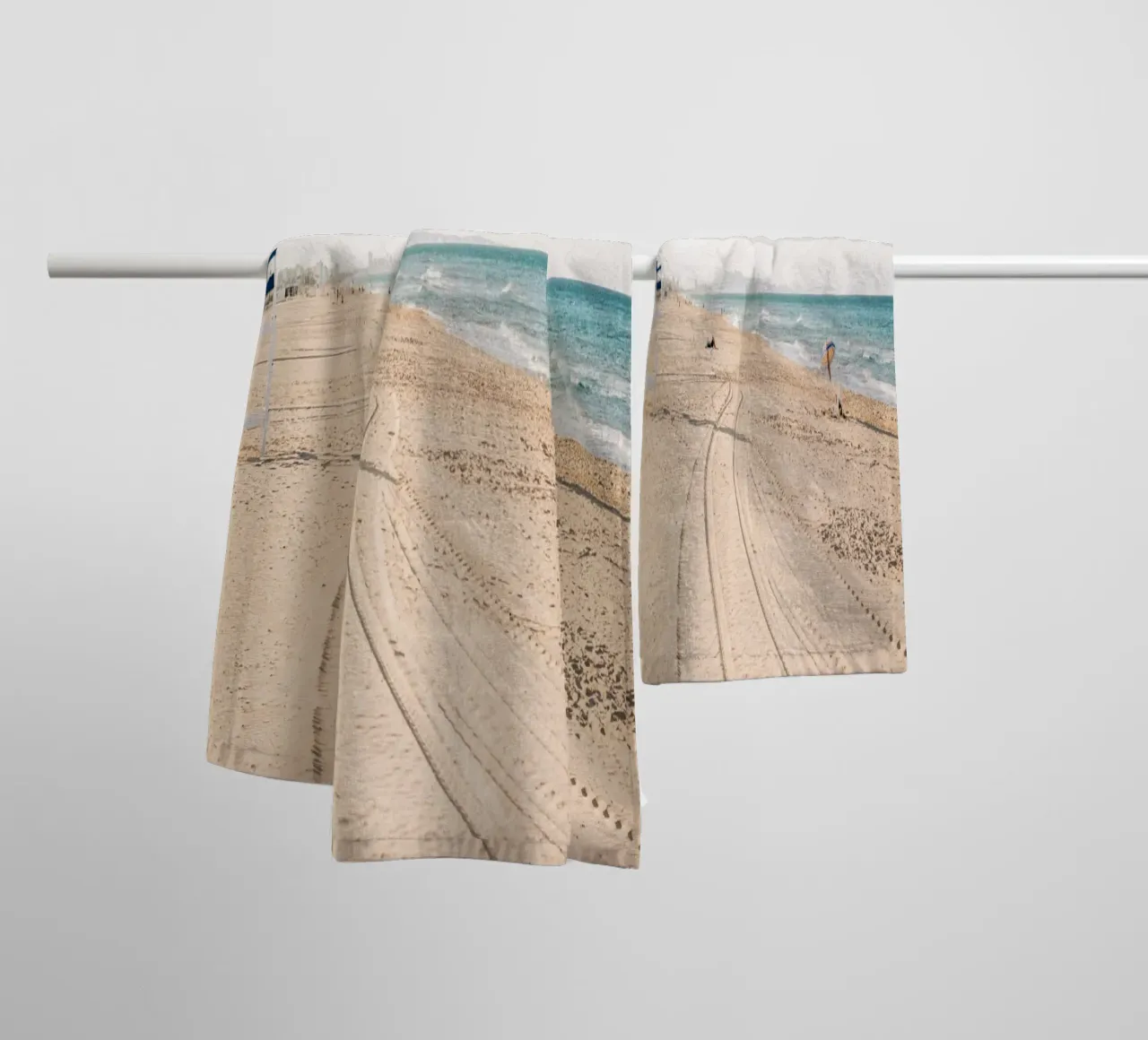 Spiaggia tranquilla in Spagna | Sabbia fine | Colori chiari asciugamano da bagno da Bold and Retro