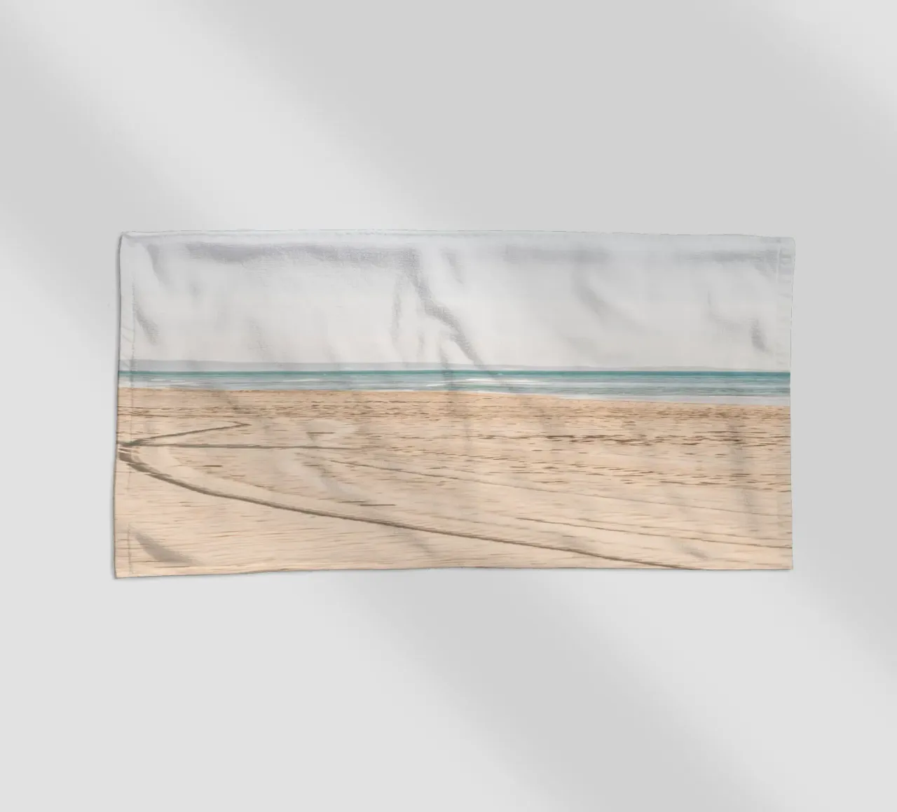 Spiaggia tranquilla in Spagna | Sabbia fine | Colori chiari telo mare da Bold and Retro