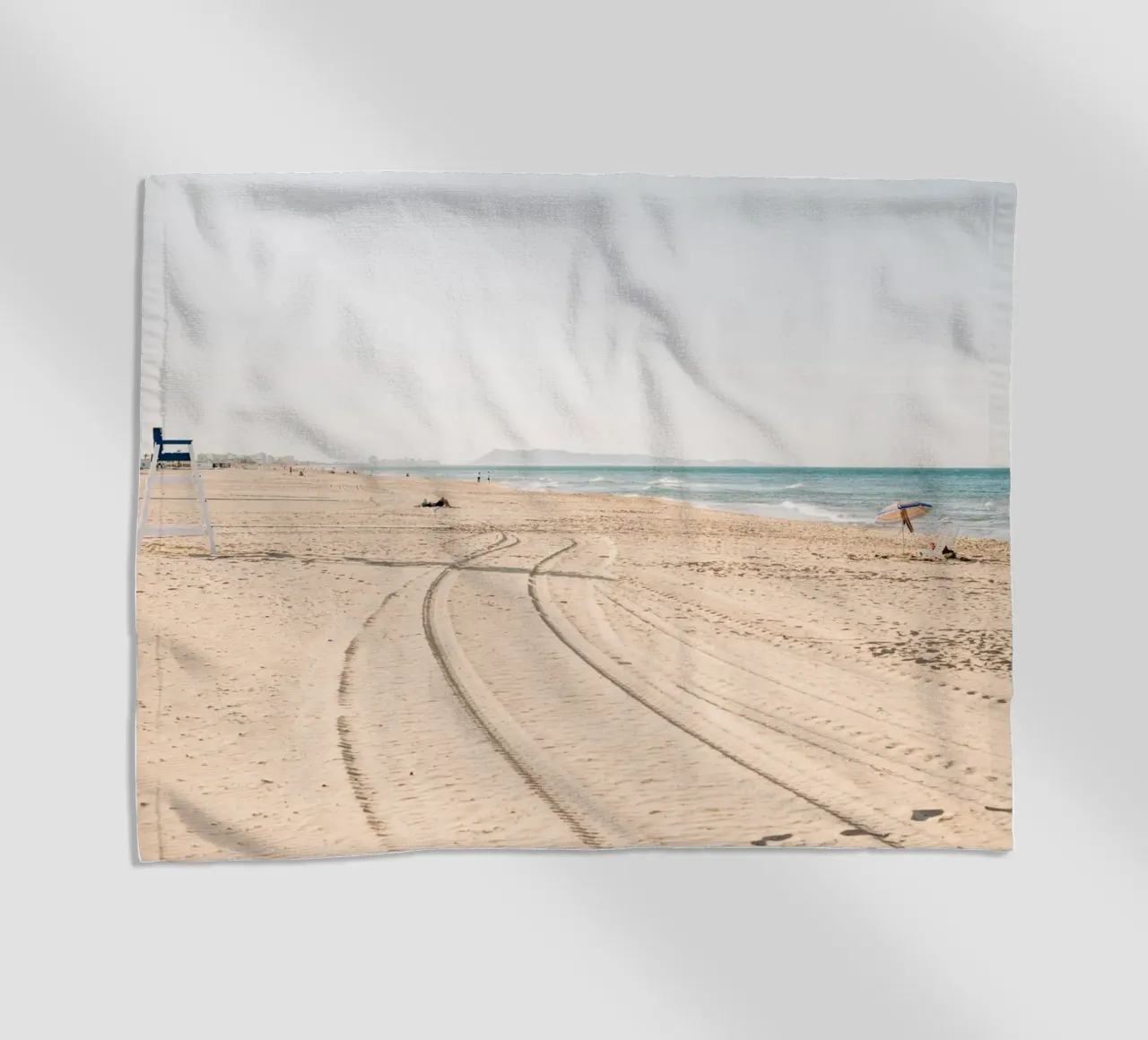 Spiaggia tranquilla in Spagna | Sabbia fine | Colori chiari telo mare da Bold and Retro
