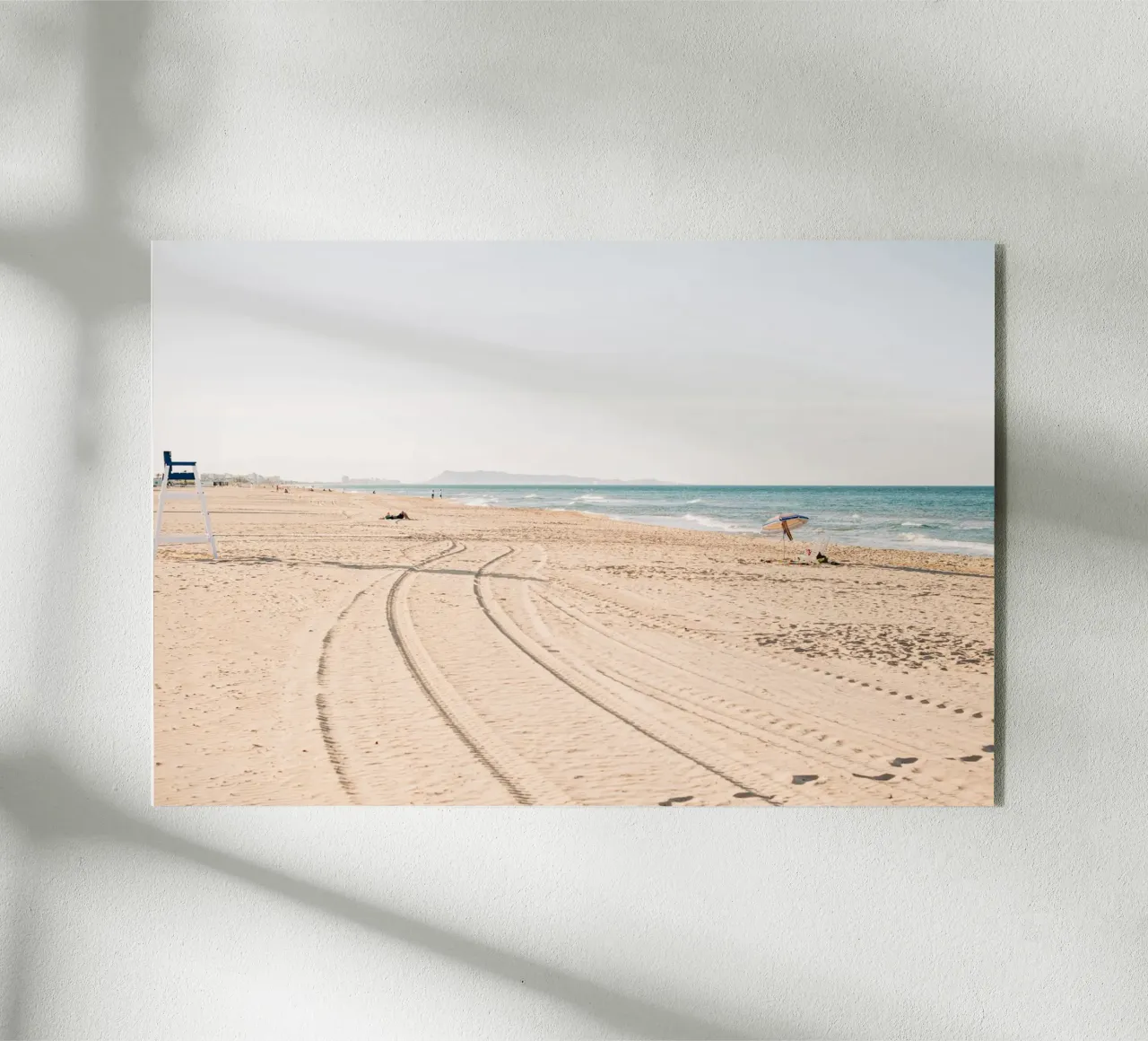 Spiaggia tranquilla in Spagna | Sabbia fine | Colori chiari plexiglass da Bold and Retro