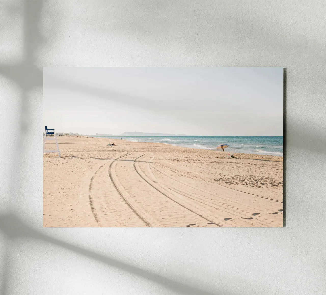 Spiaggia tranquilla in Spagna | Sabbia fine | Colori chiari alluminio dibond da Bold and Retro