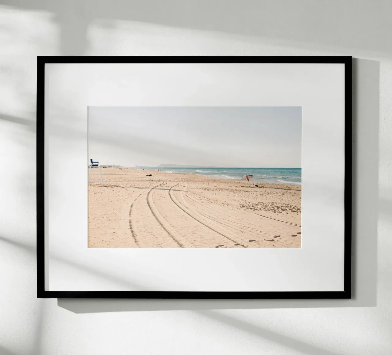 Spiaggia tranquilla in Spagna | Sabbia fine | Colori chiari carta hahnemühle da Bold and Retro