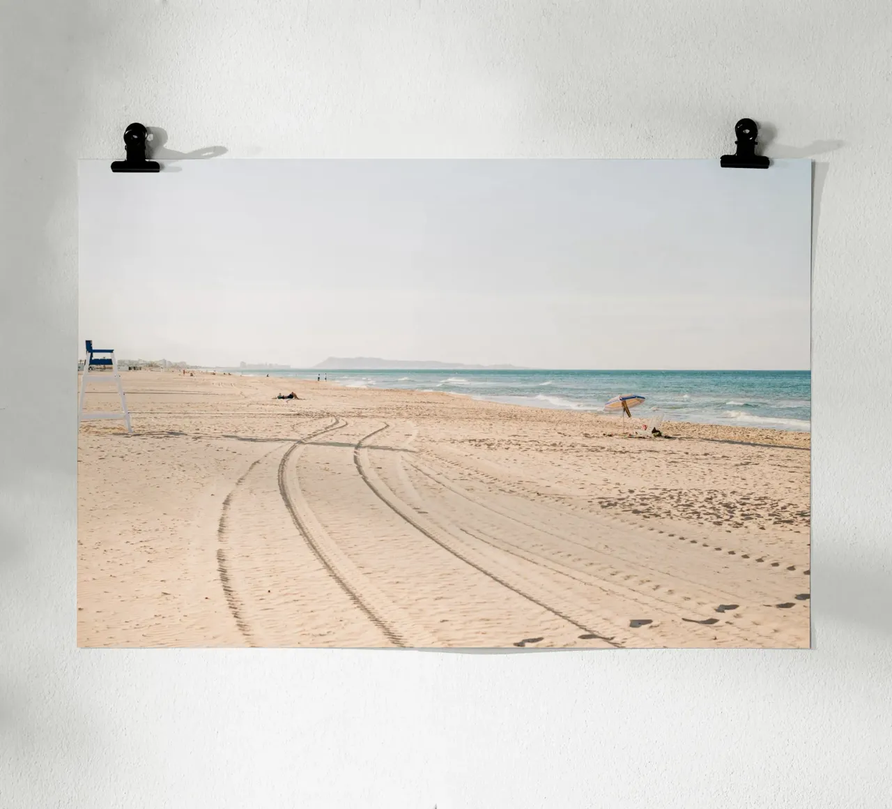Spiaggia tranquilla in Spagna | Sabbia fine | Colori chiari carta hahnemühle da Bold and Retro