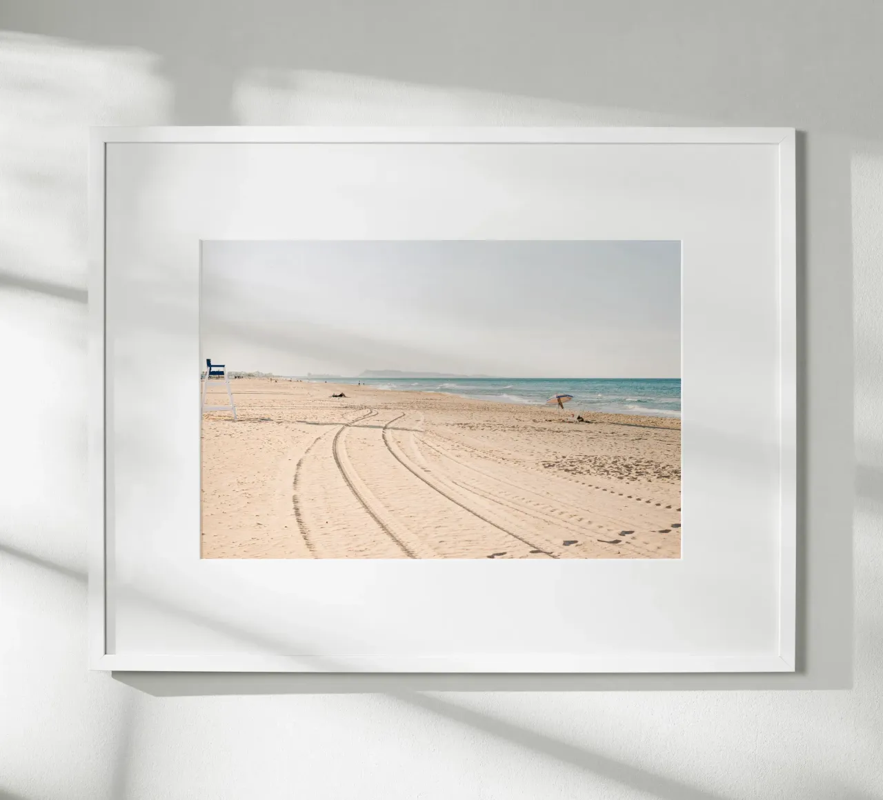 Spiaggia tranquilla in Spagna | Sabbia fine | Colori chiari carta hahnemühle da Bold and Retro