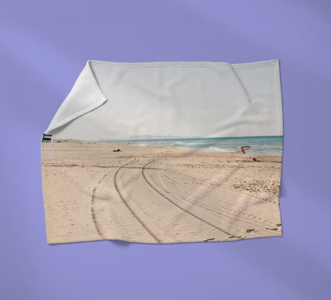 Spiaggia tranquilla in Spagna | Sabbia fine | Colori chiari coperta in pile da Bold and Retro