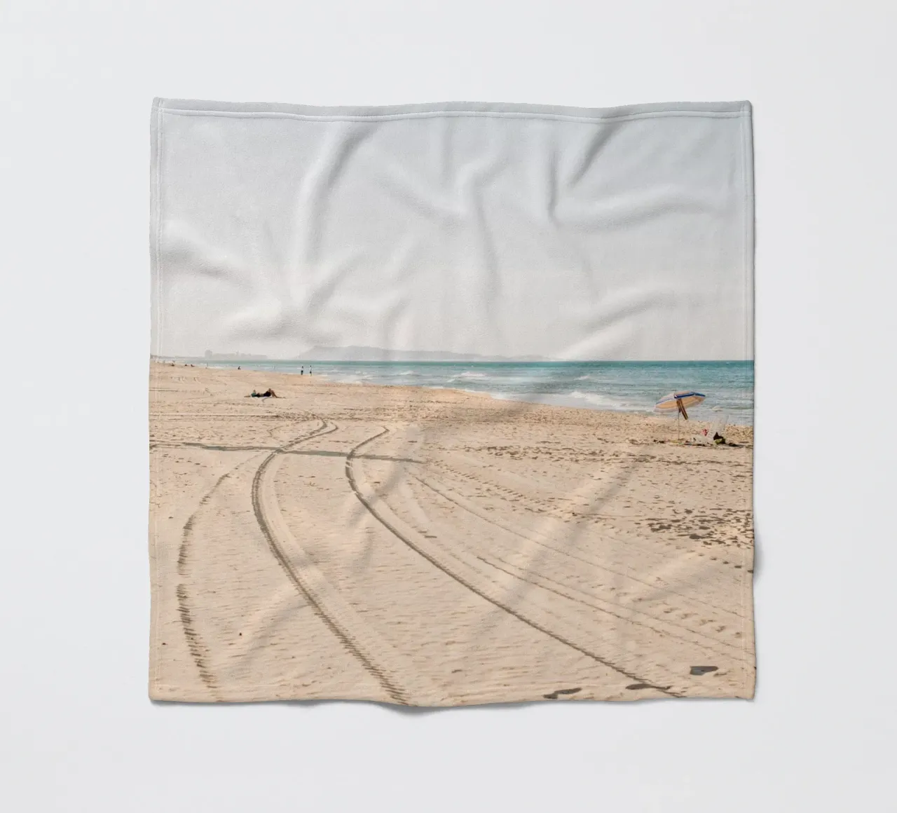 Spiaggia tranquilla in Spagna | Sabbia fine | Colori chiari coperta in pile da Bold and Retro