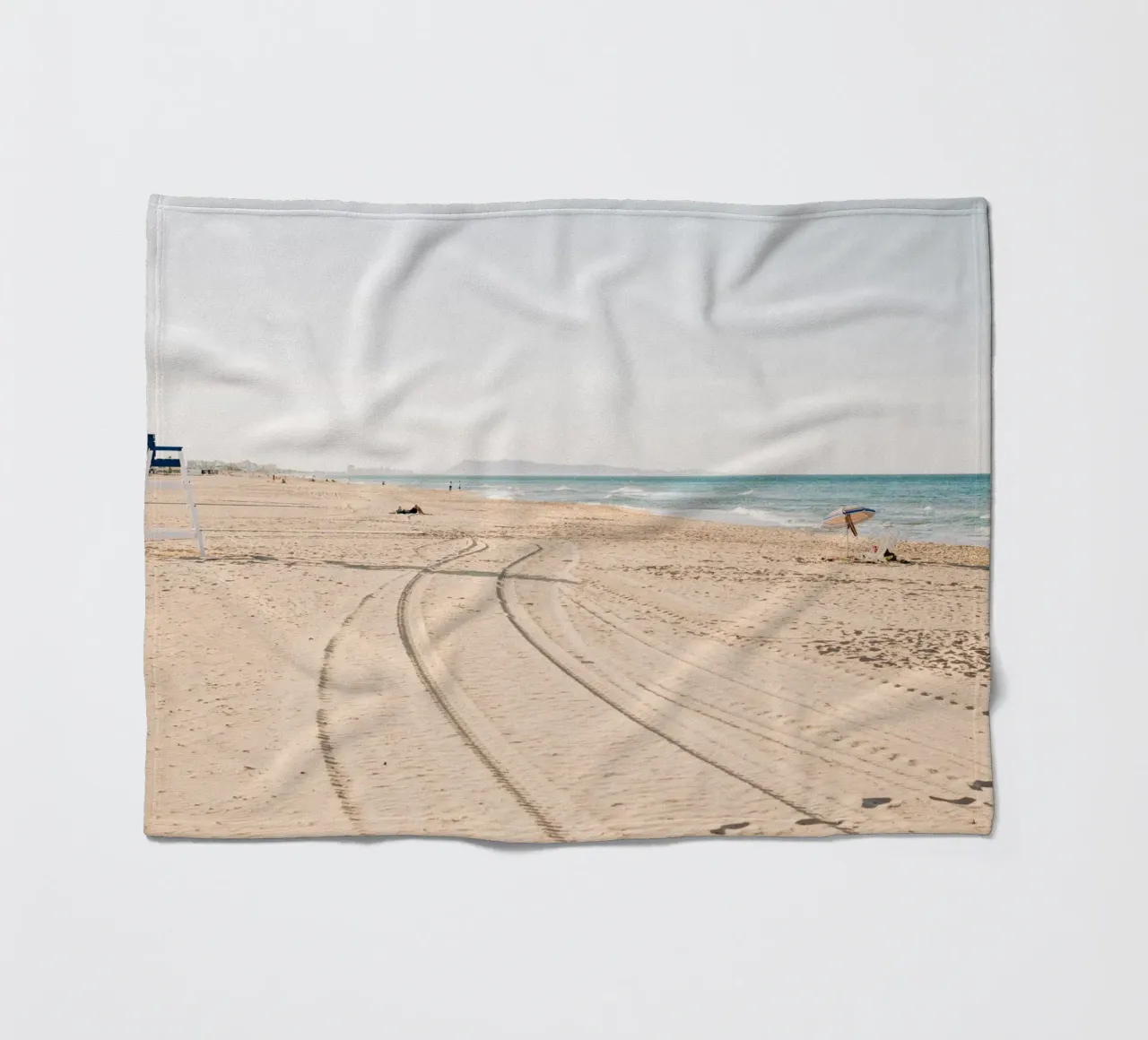 Spiaggia tranquilla in Spagna | Sabbia fine | Colori chiari coperta in pile da Bold and Retro