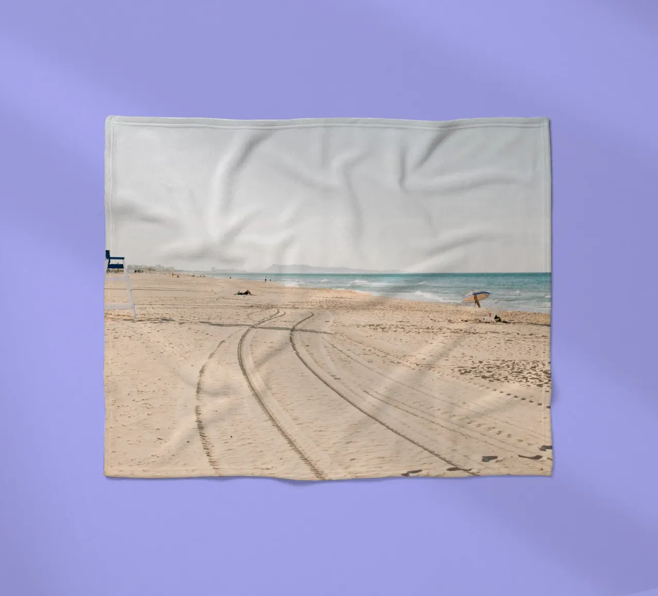 Spiaggia tranquilla in Spagna | Sabbia fine | Colori chiari coperta in pile da Bold and Retro
