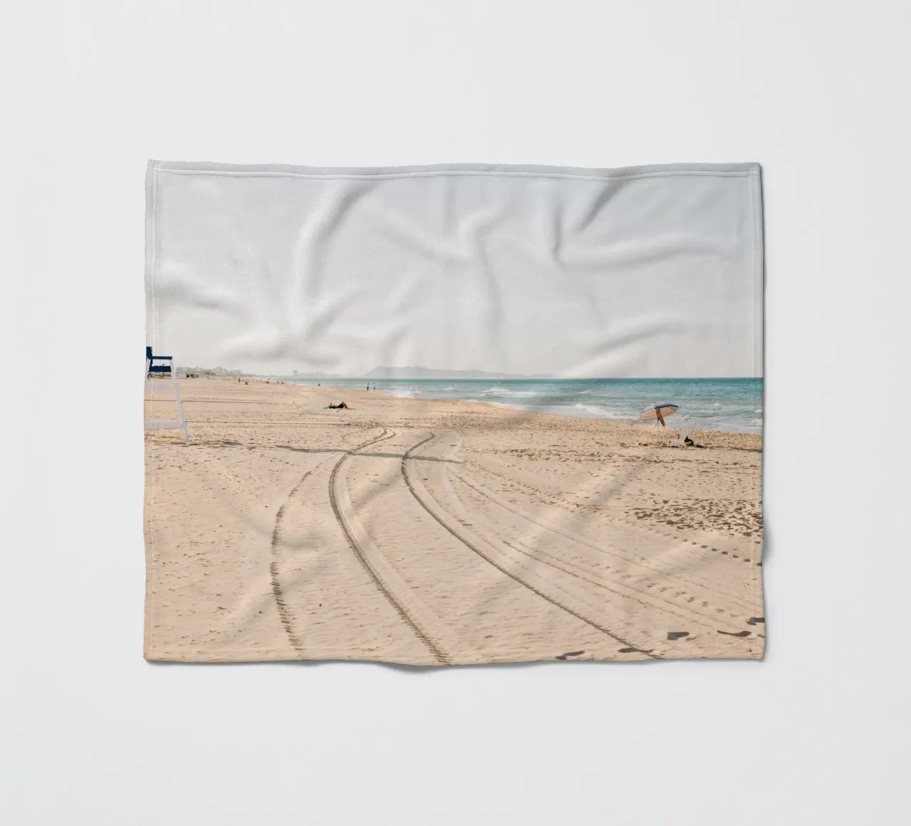 Spiaggia tranquilla in Spagna | Sabbia fine | Colori chiari coperta in pile da Bold and Retro