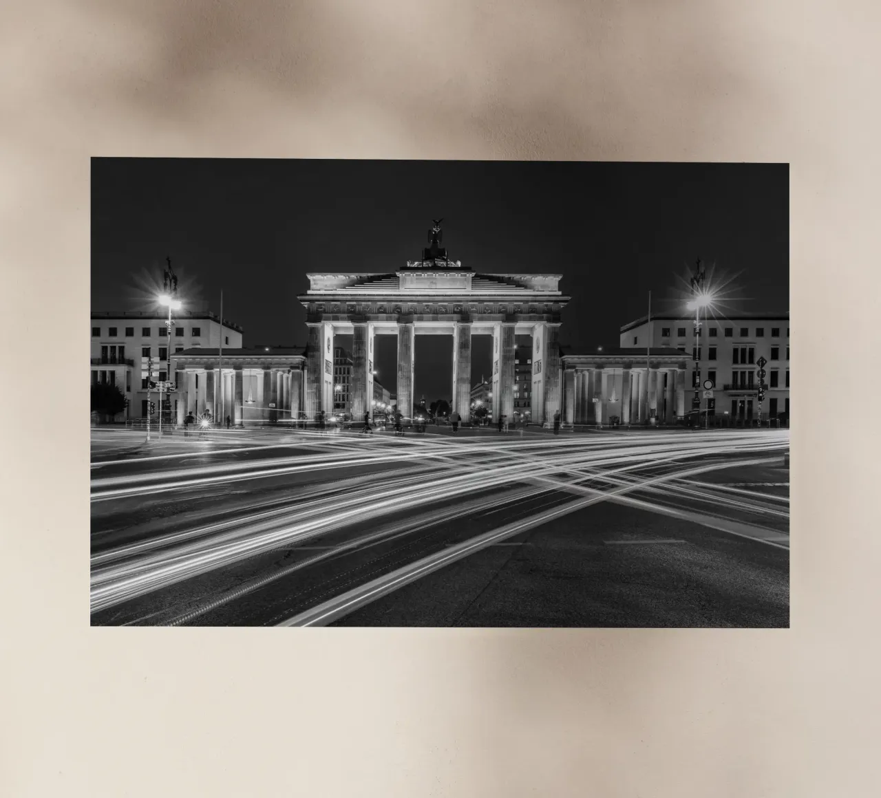 Berlino urbana di notte - monocromatica pellicola backlit da Melanie Viola