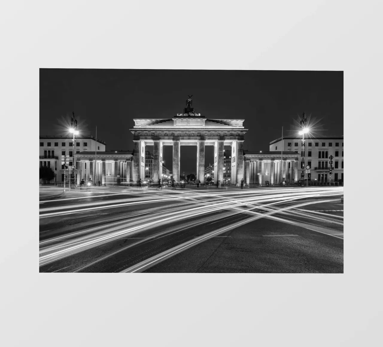 Berlino urbana di notte - monocromatica pellicola backlit da Melanie Viola