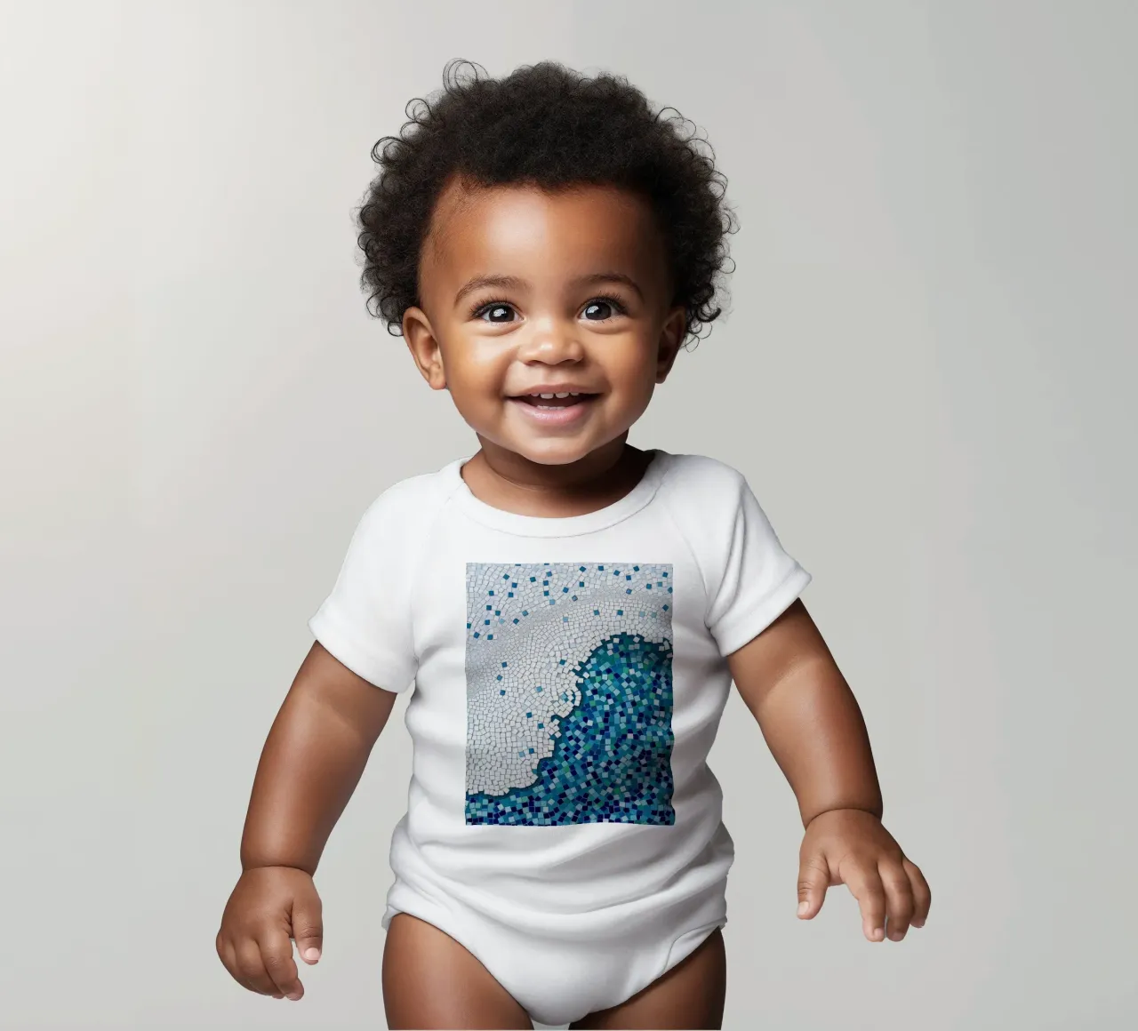 Marea tranquilla: un'onda serena in mosaico blu e bianco body neonato maniche corte da Artistic-shop