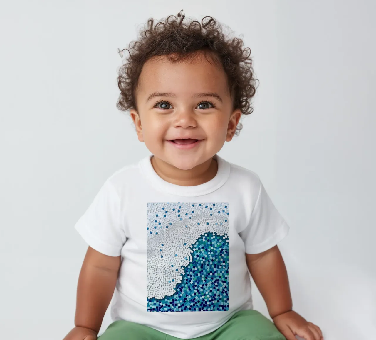 Marea tranquilla: un'onda serena in mosaico blu e bianco maglietta neonato da Artistic-shop
