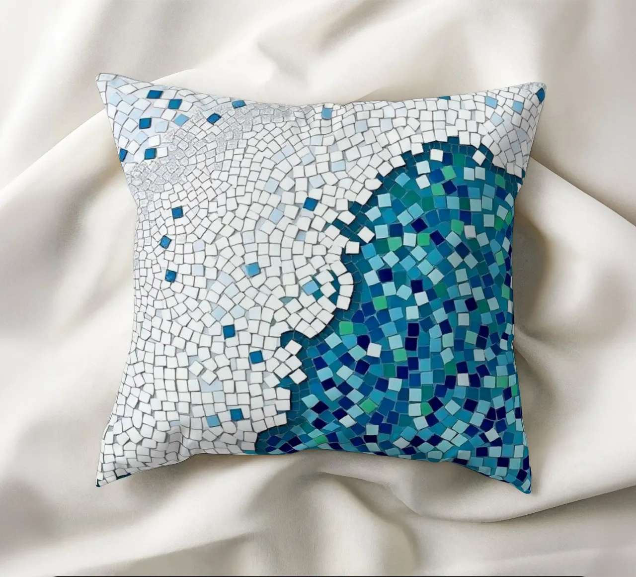 Marea tranquilla: un'onda serena in mosaico blu e bianco cuscino da Artistic-shop