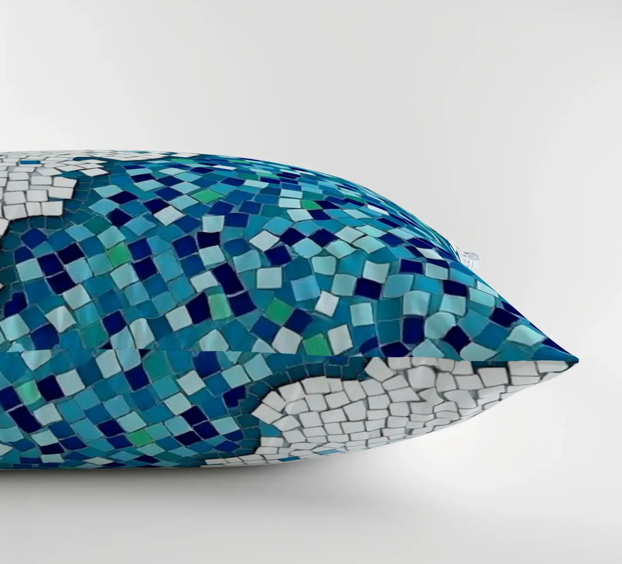 Marea tranquilla: un'onda serena in mosaico blu e bianco cuscino da Artistic-shop